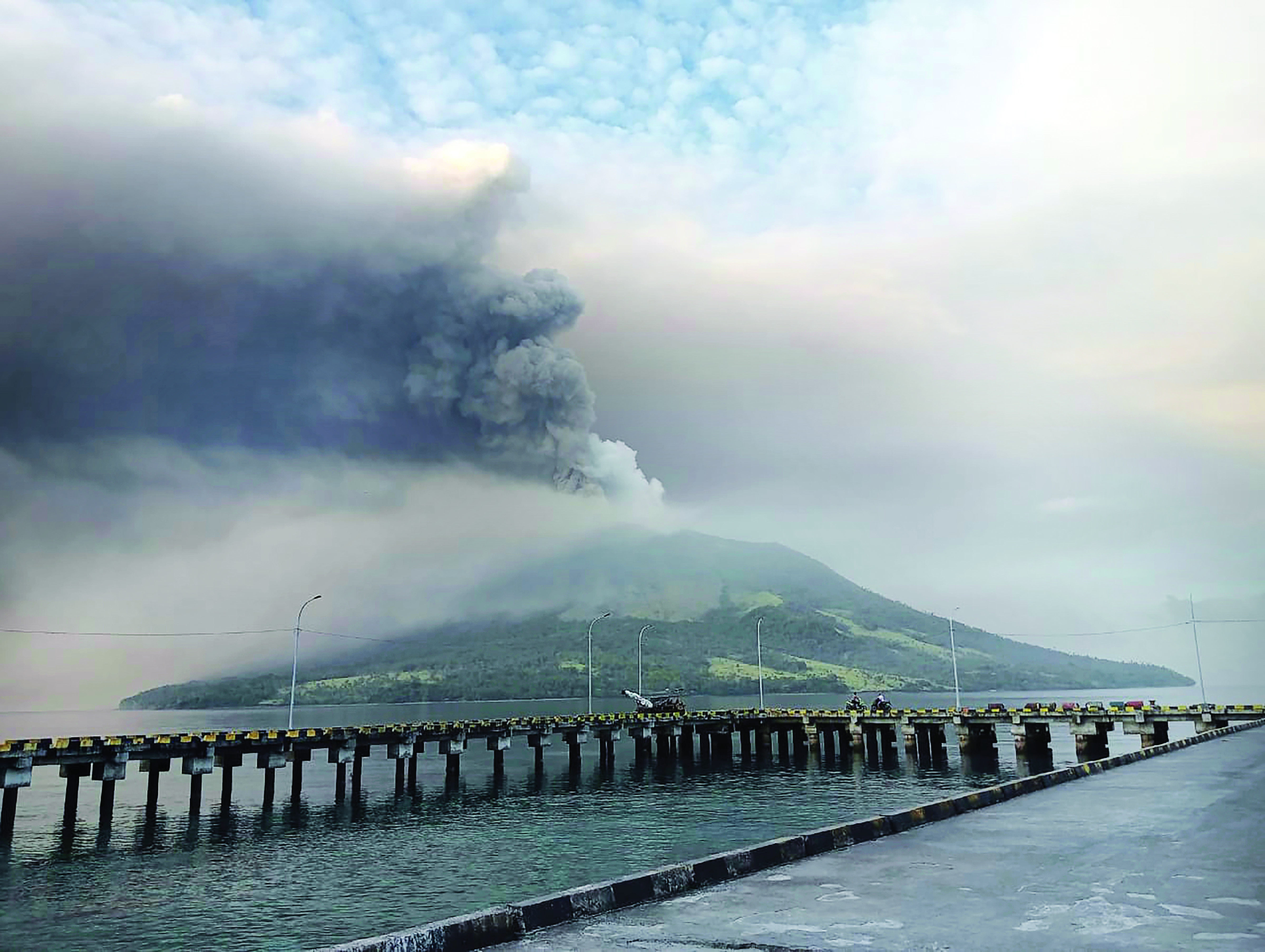 More people evacuated after dramatic eruption of Indonesian volcano