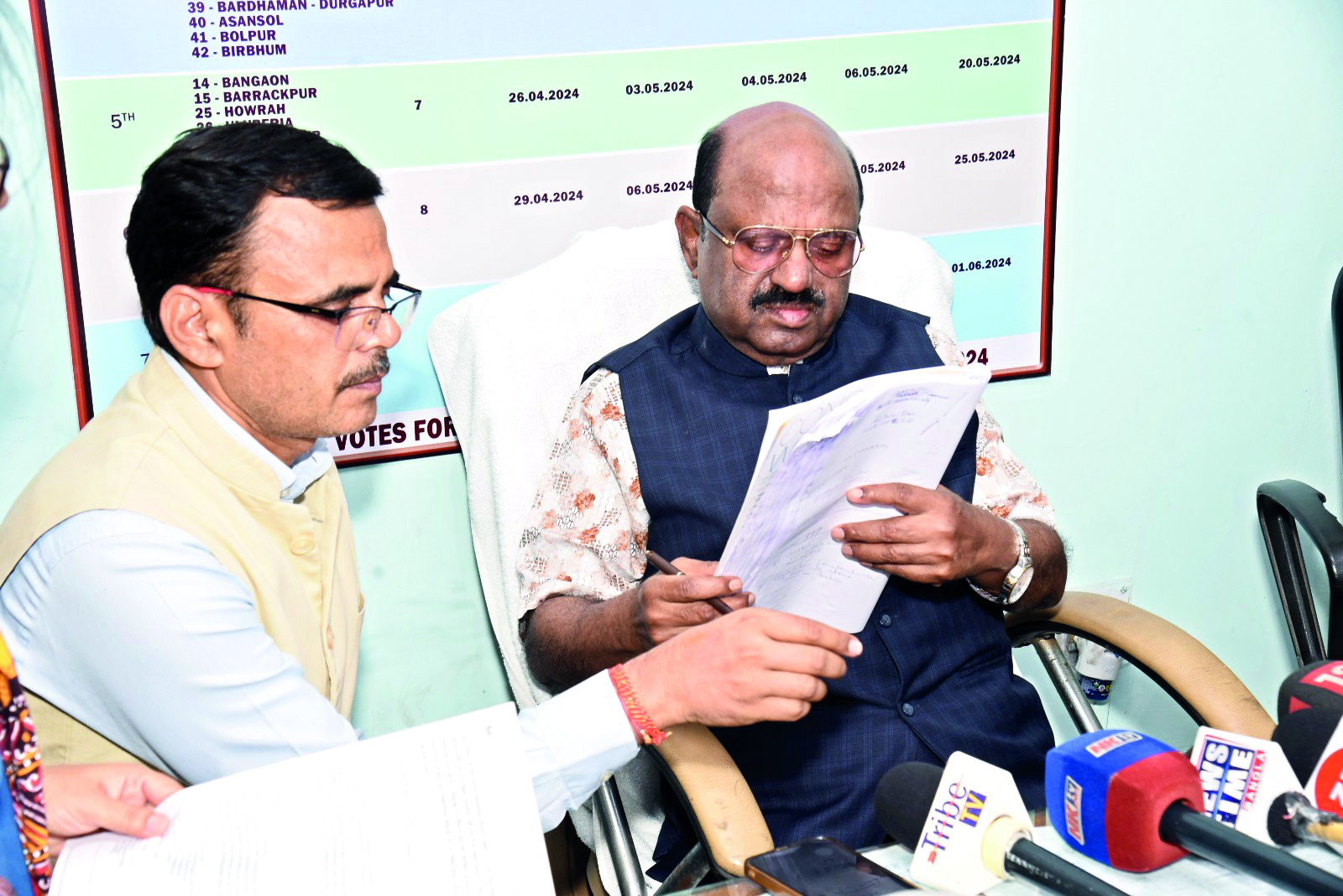 Guv monitors poll from ‘Peace Room’, forwards plaints to EC