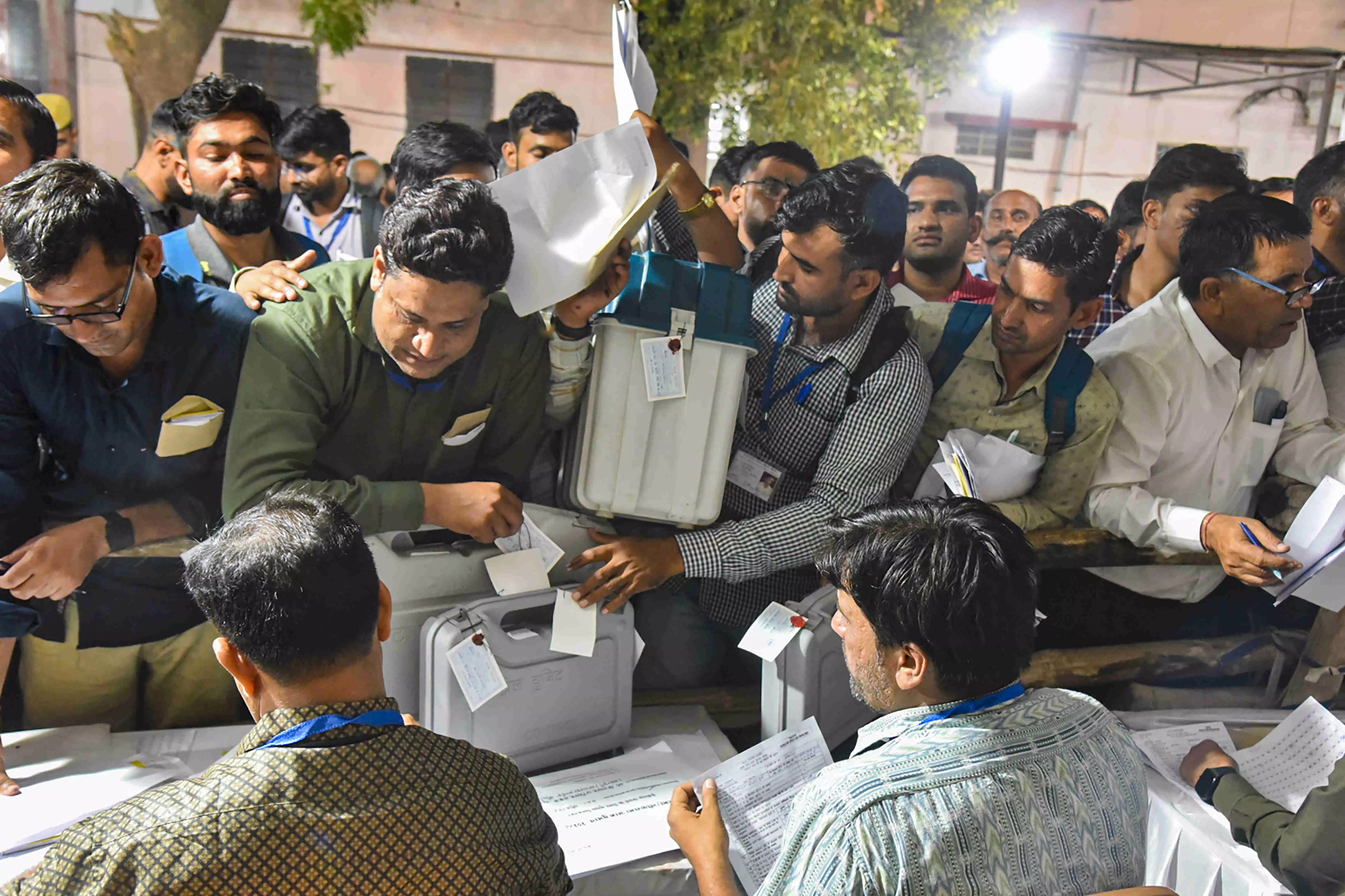 Onset of the poll carnival Onset of the poll carnival