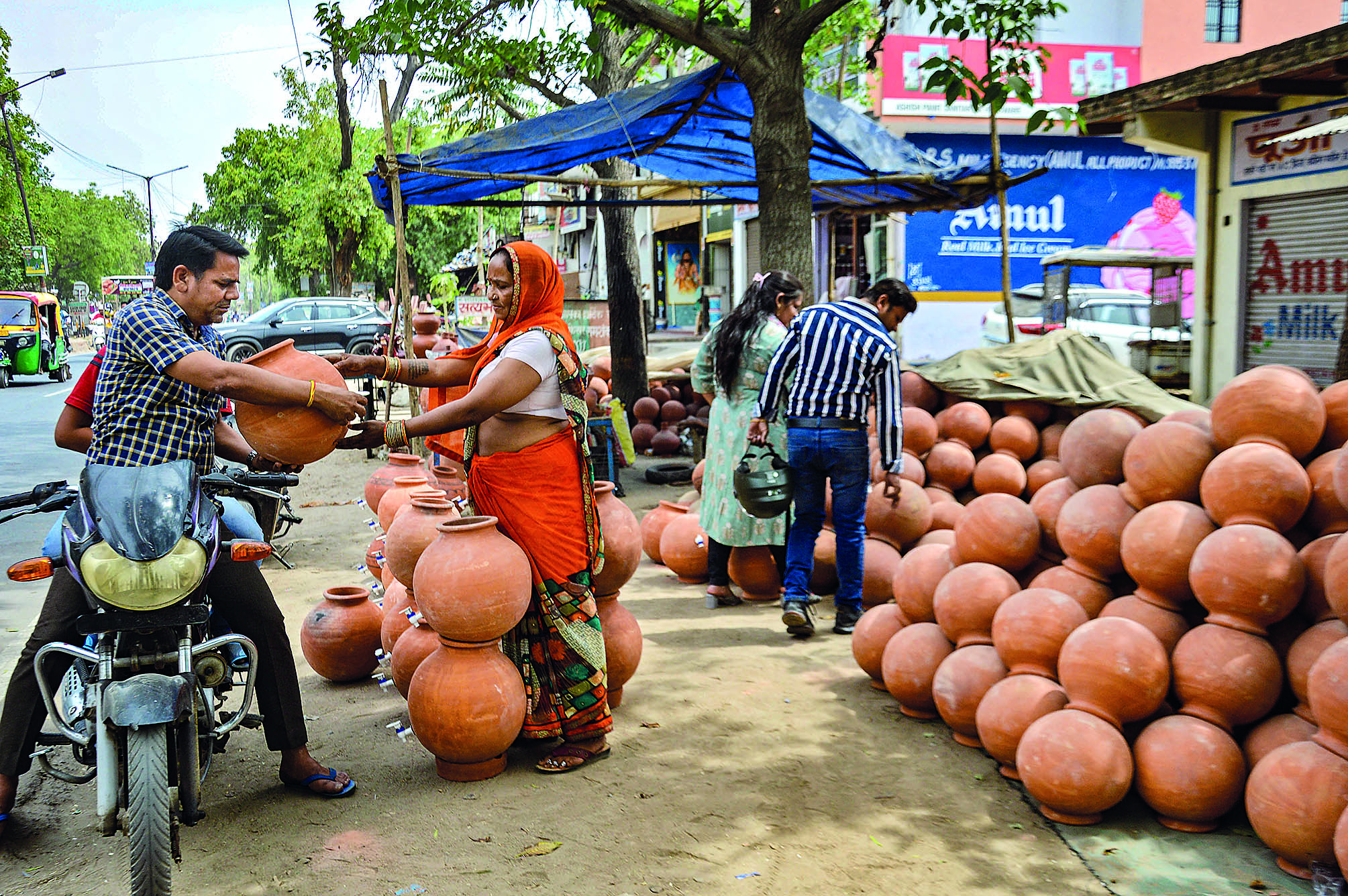 India grapples with sweltering heatwave, temperature spikes across multiple states India grapples with sweltering heatwave, temperature spikes across multiple states