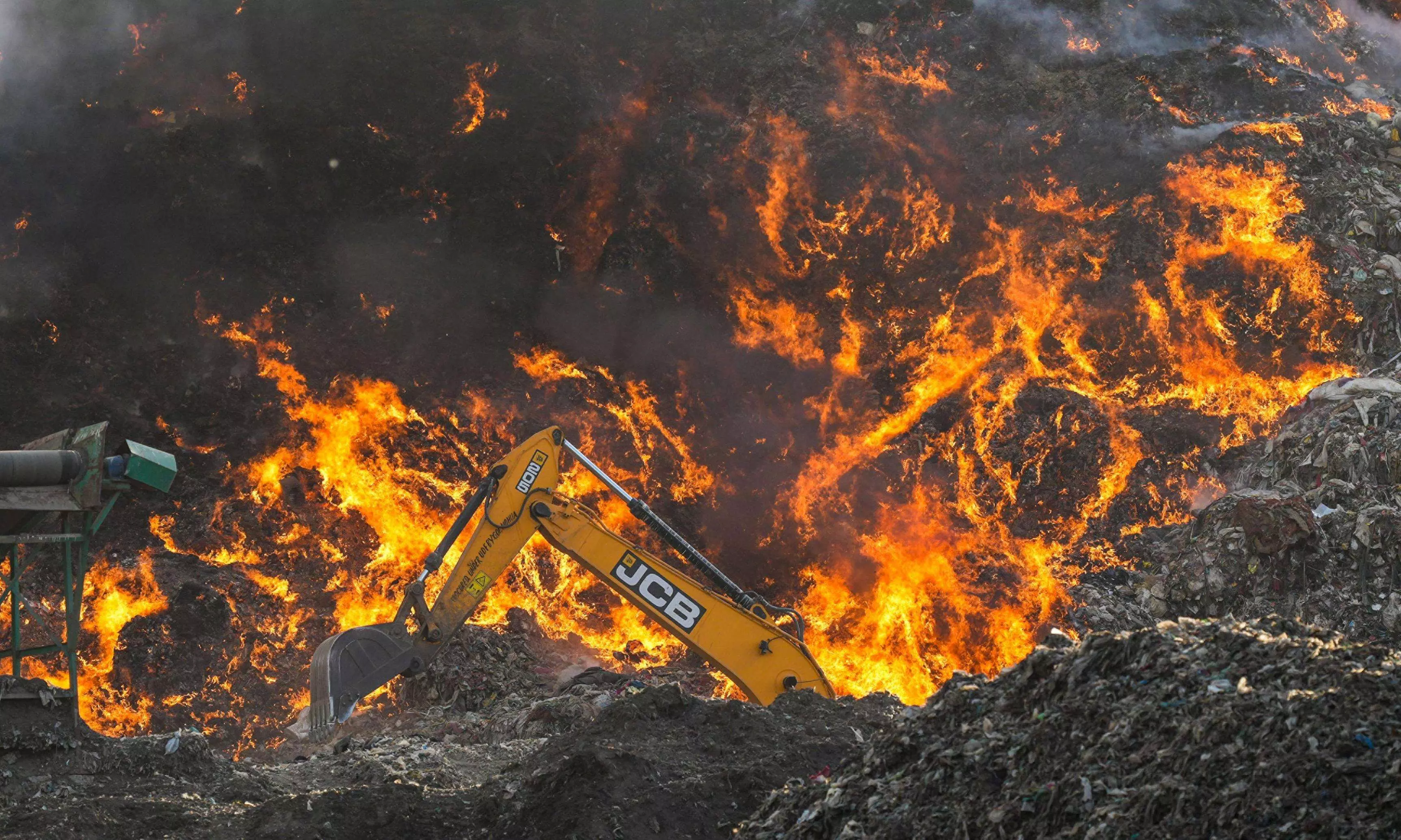 Delhi BJP chief blames AAP for Ghazipur landfill fire