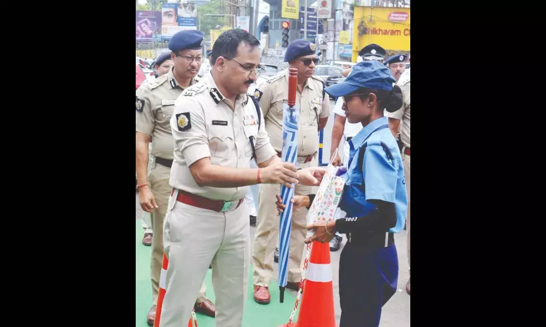 CP Kolkata distributes ORS, other essentials among traffic cops CP Kolkata distributes ORS, other essentials among traffic cops