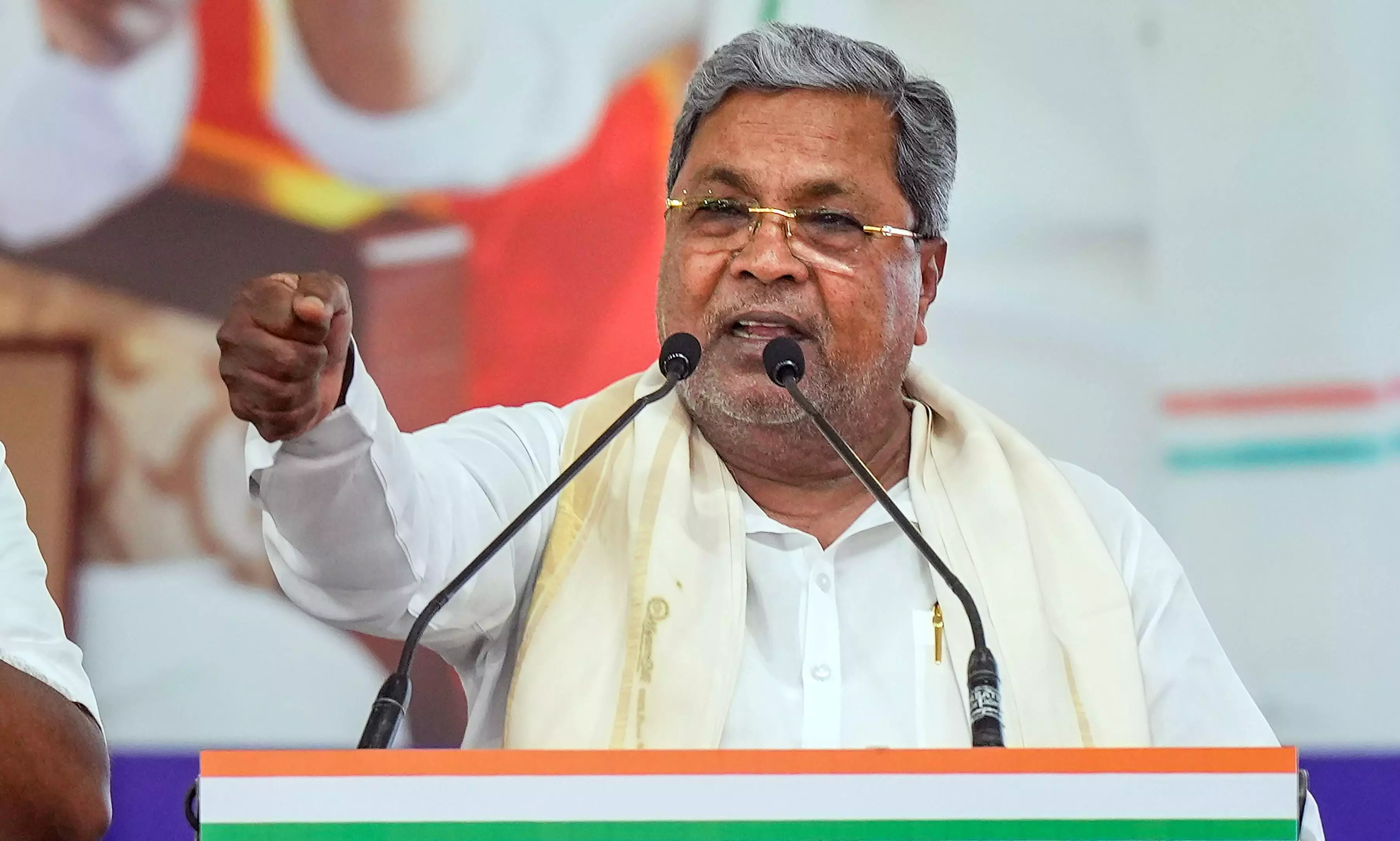 Law student gifts Siddaramaiah garland of free bus tickets in Shakti Effect