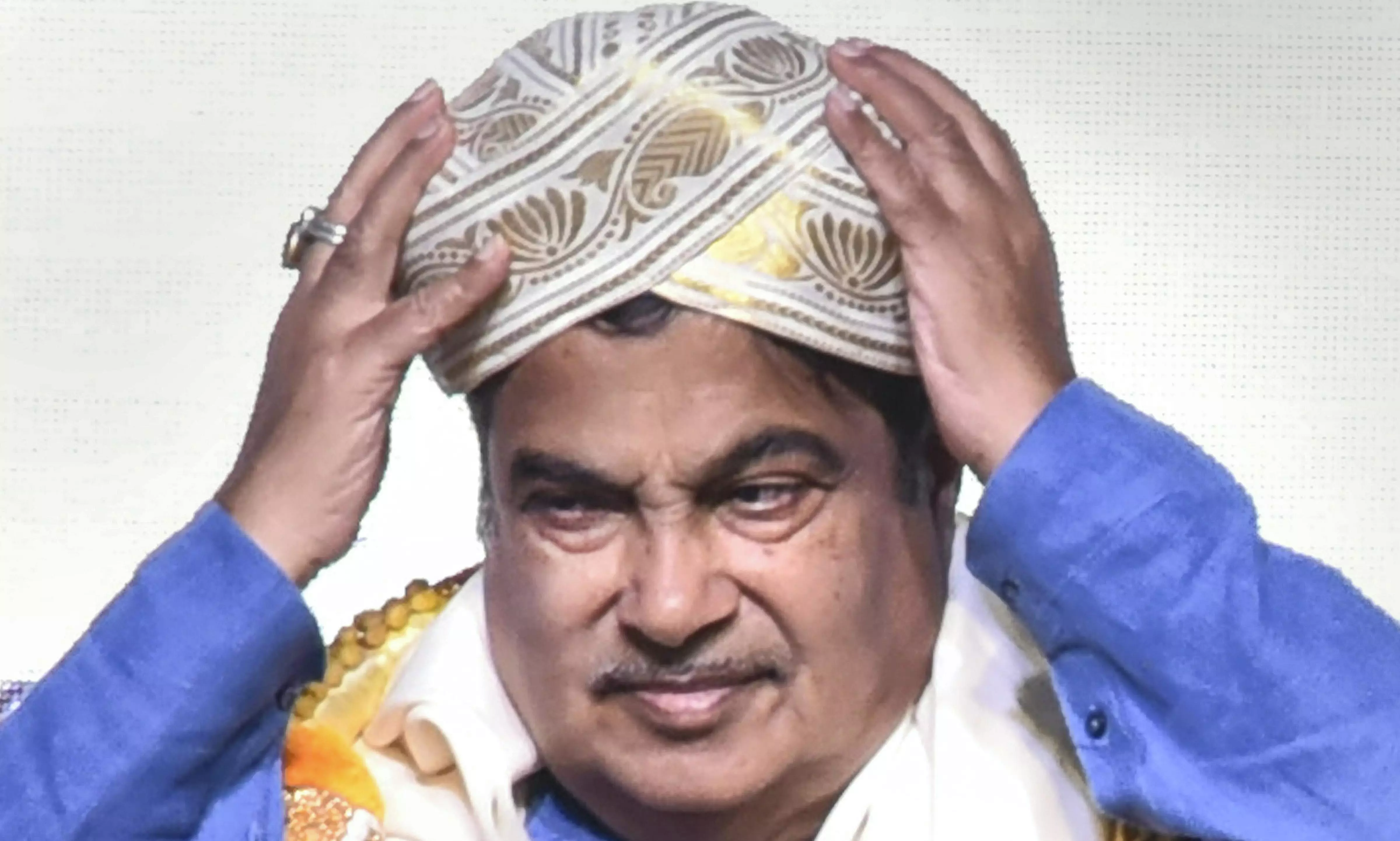 Nitin Gadkari faints during campaign rally speech Nitin Gadkari faints during campaign rally speech