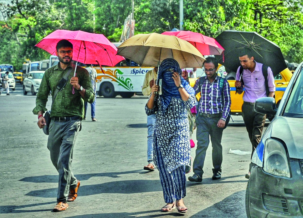 MeT issues ‘red alert’ for severe heatwave in 5 South Bengal dists MeT issues ‘red alert’ for severe heatwave in 5 South Bengal dists