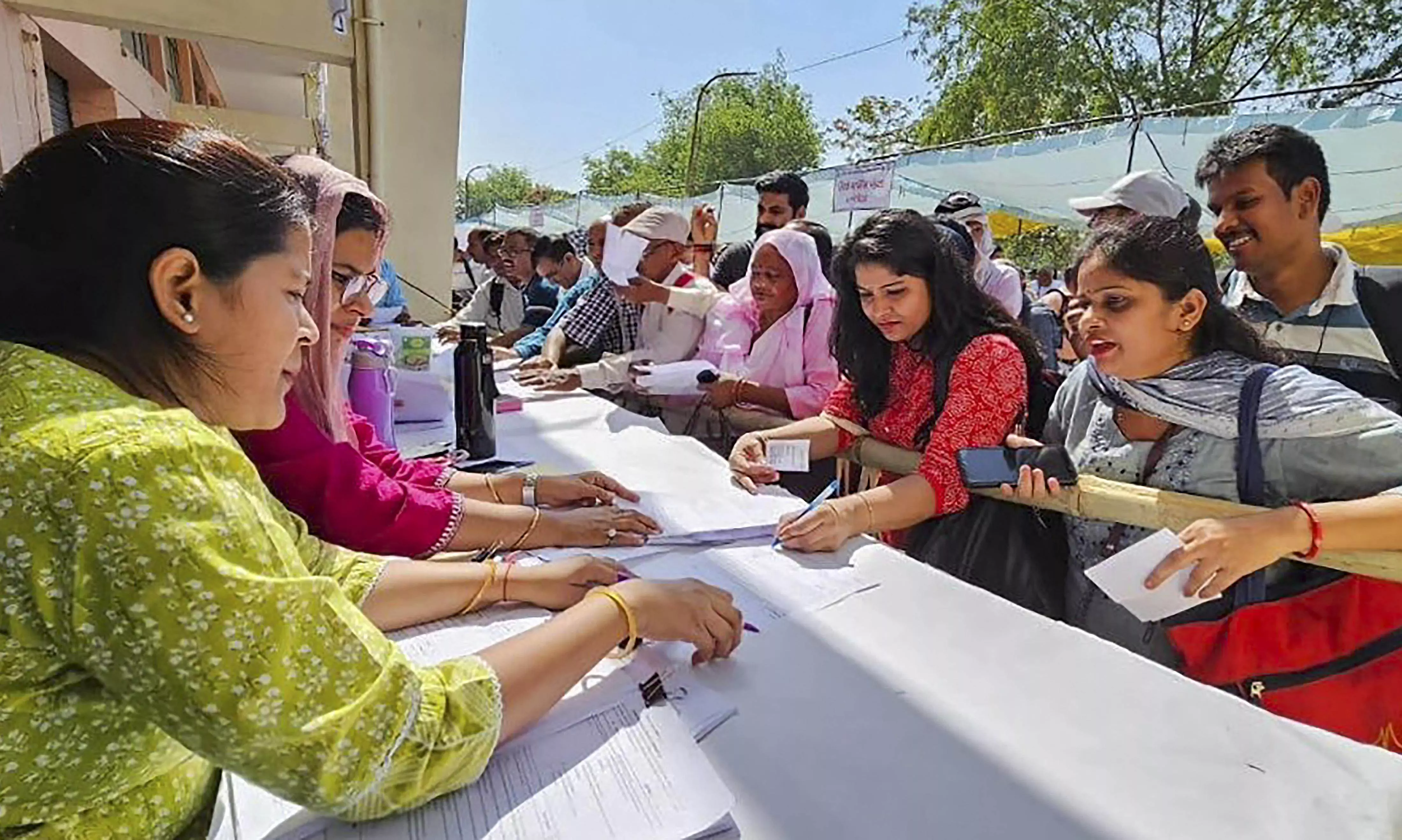 Polling starts in 8 Maharashtra LS constituencies Polling starts in 8 Maharashtra LS constituencies