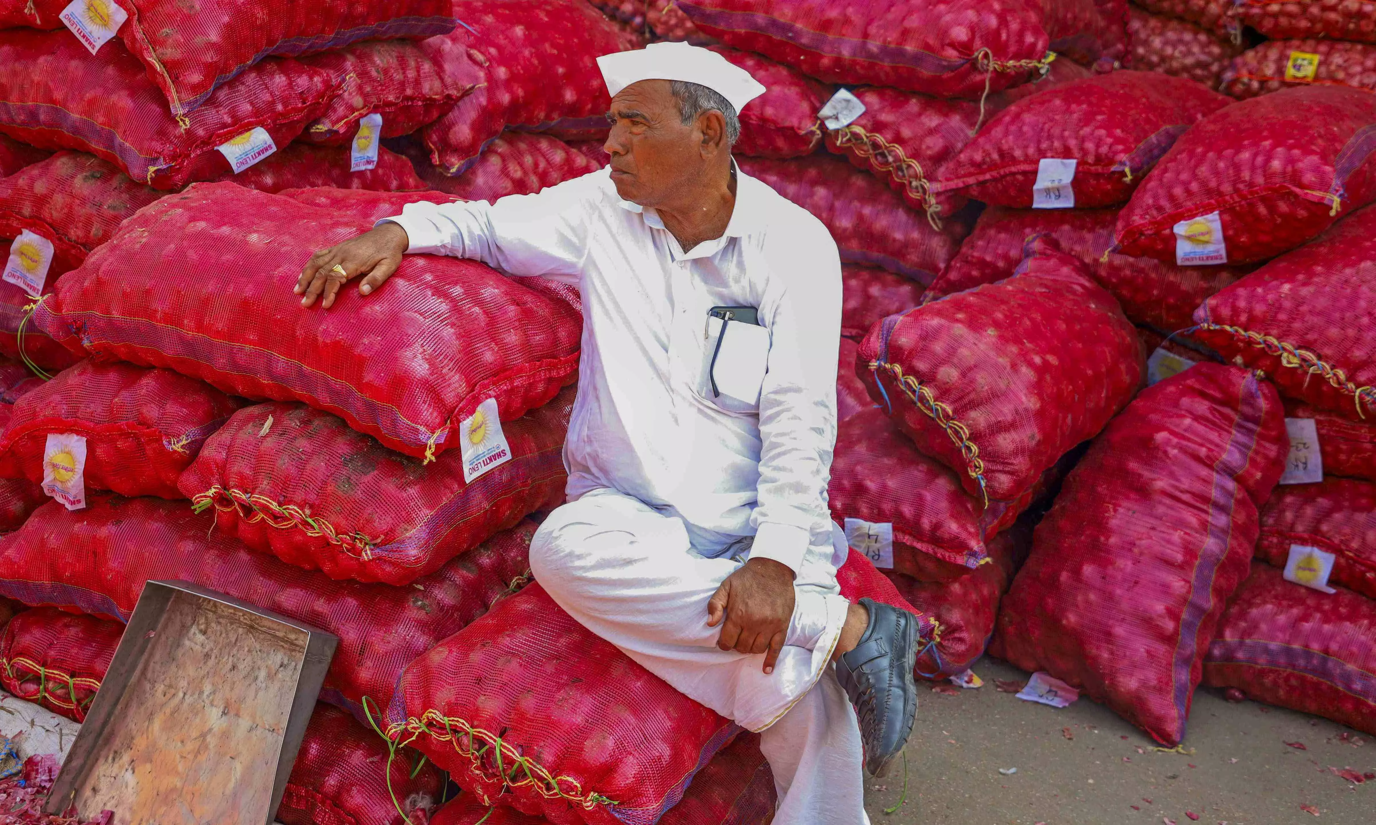 Centre allows 99.5k tons of onion exports to 6 neighbouring nations Centre allows 99.5k tons of onion exports to 6 neighbouring nations