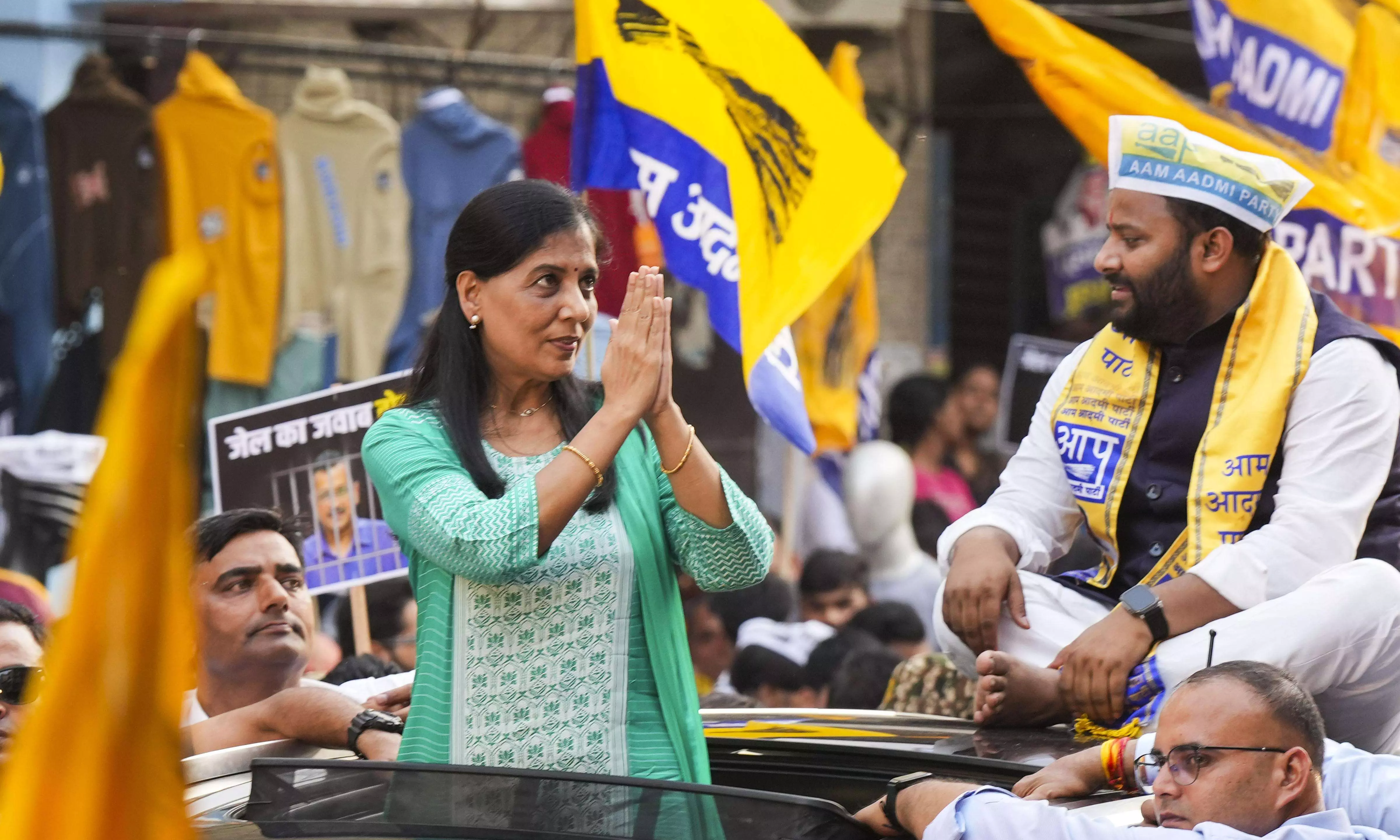 Arvind Kejriwal’s wife Sunita holds maiden poll roadshow in Delhi Arvind Kejriwal’s wife Sunita holds maiden poll roadshow in Delhi
