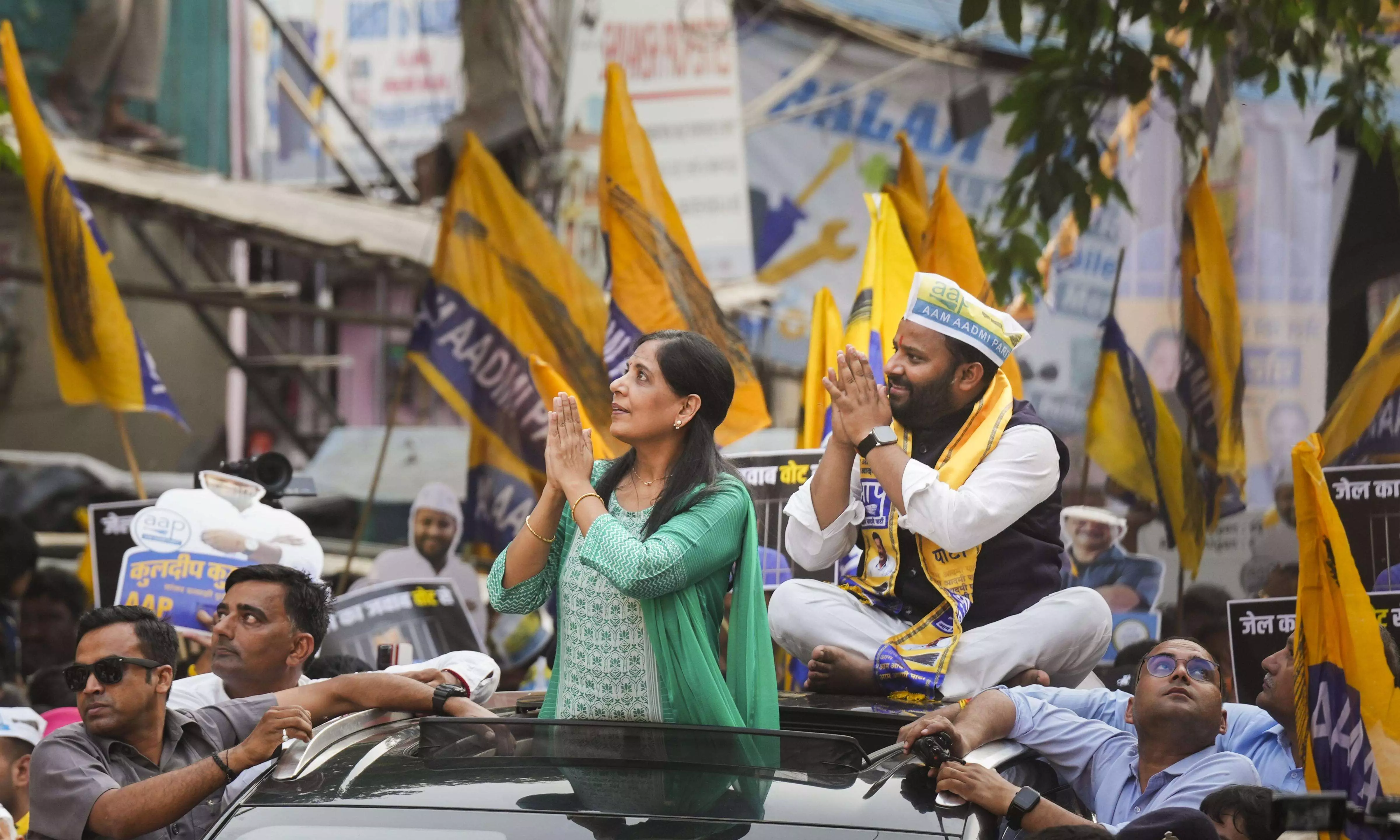 Jail ke tale tutengey, Kejriwal chhutengey slogans greet Sunita Kejriwal during roadshow