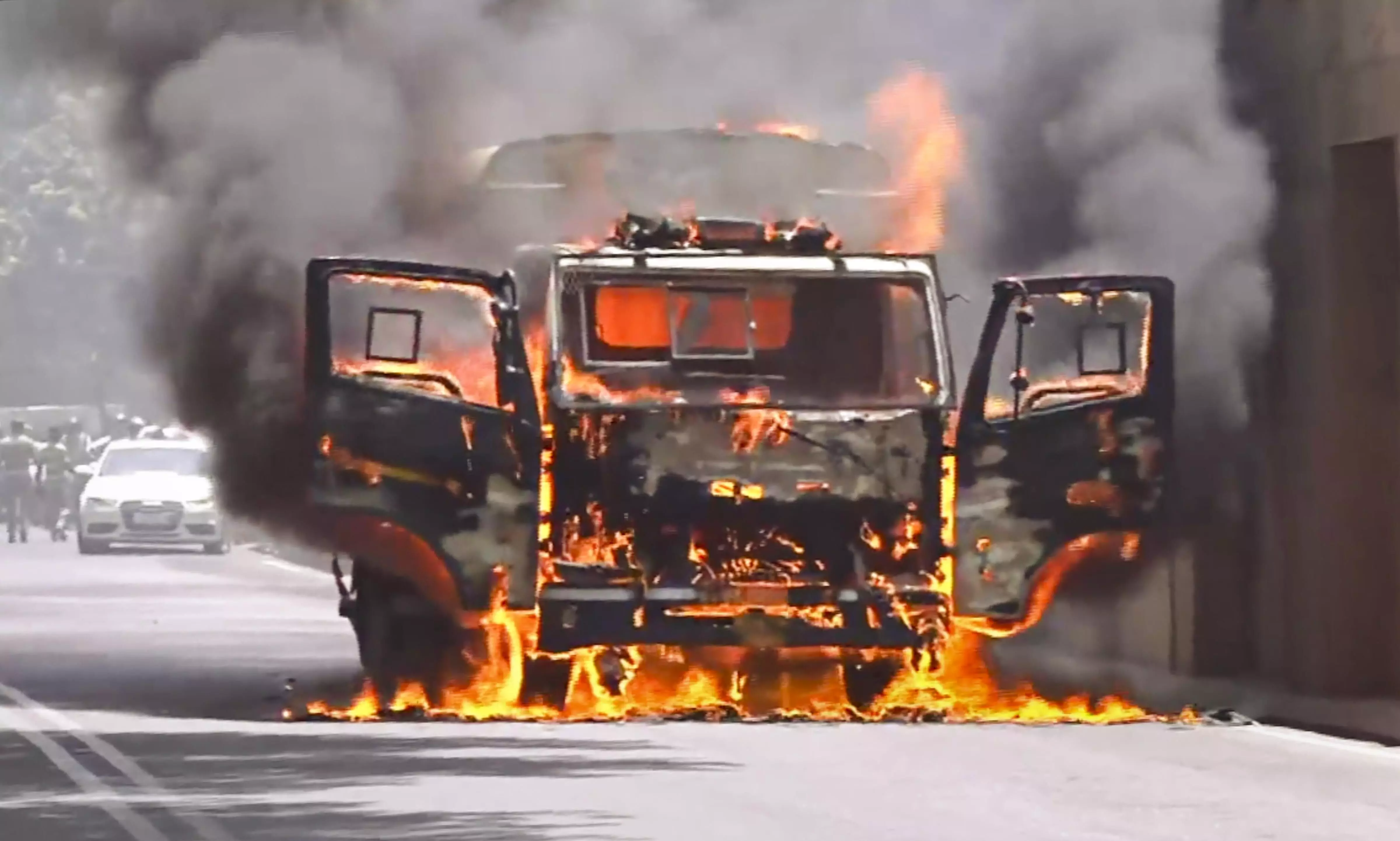 Lucknow Police van carrying women prisoners, cops charred in fire; no casualties Lucknow Police van carrying women prisoners, cops charred in fire; no casualties