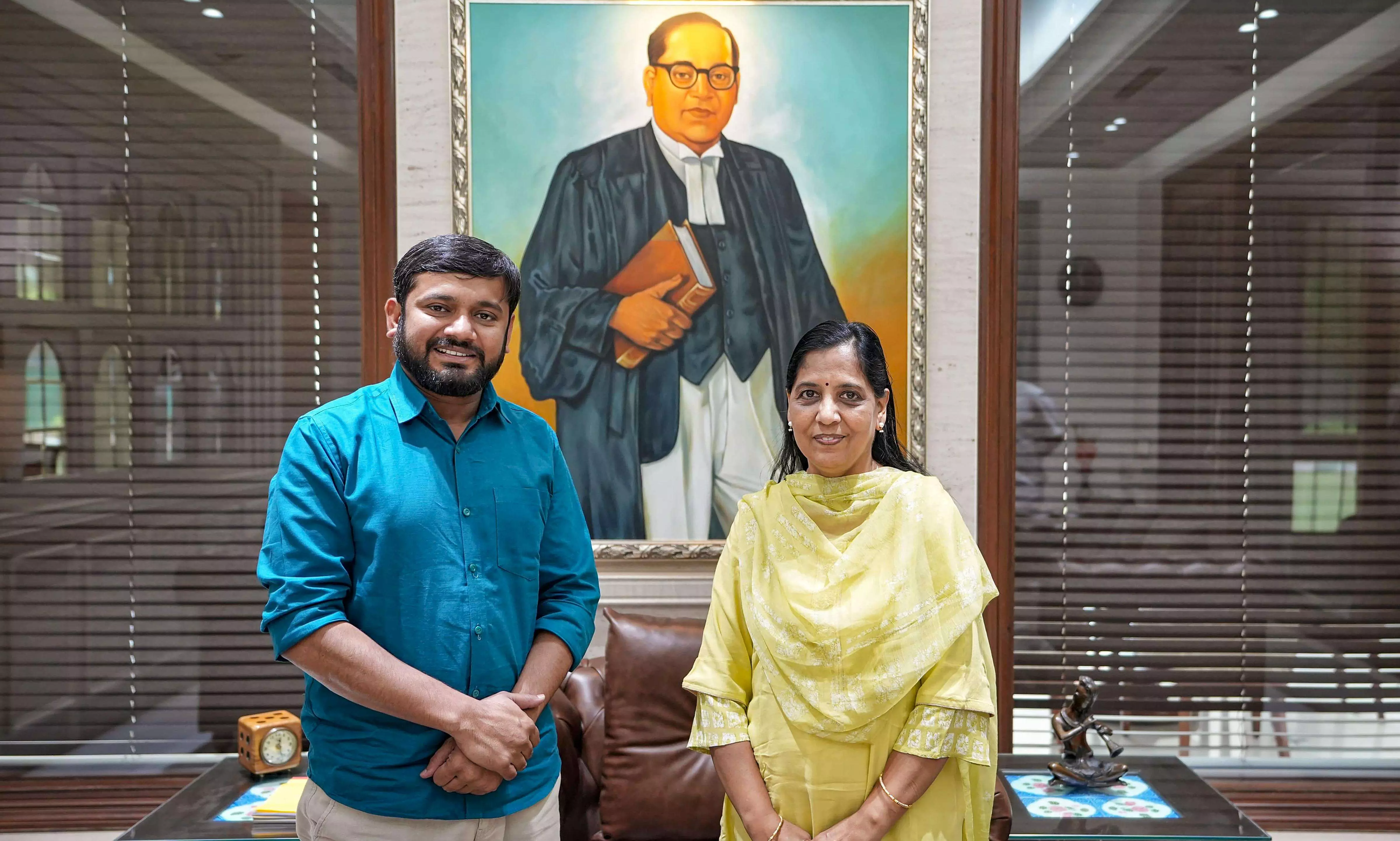 Kanhaiya Kumar meets CM Arvind Kejriwals wife Kanhaiya Kumar meets CM Arvind Kejriwals wife