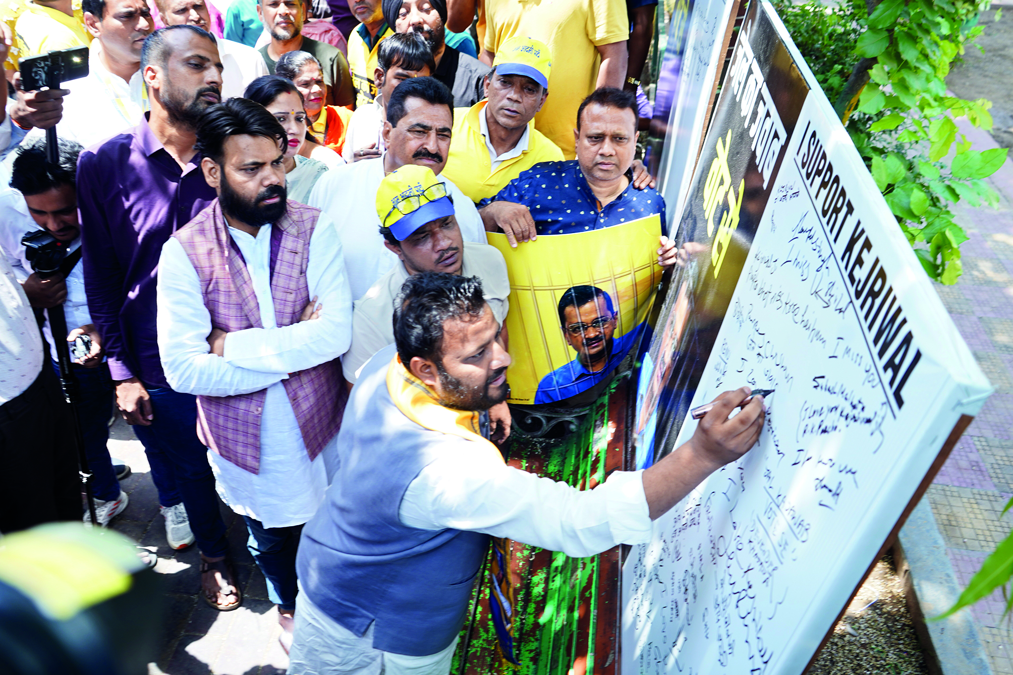 AAP launches signature campaign against CM’s arrest AAP launches signature campaign against CM’s arrest
