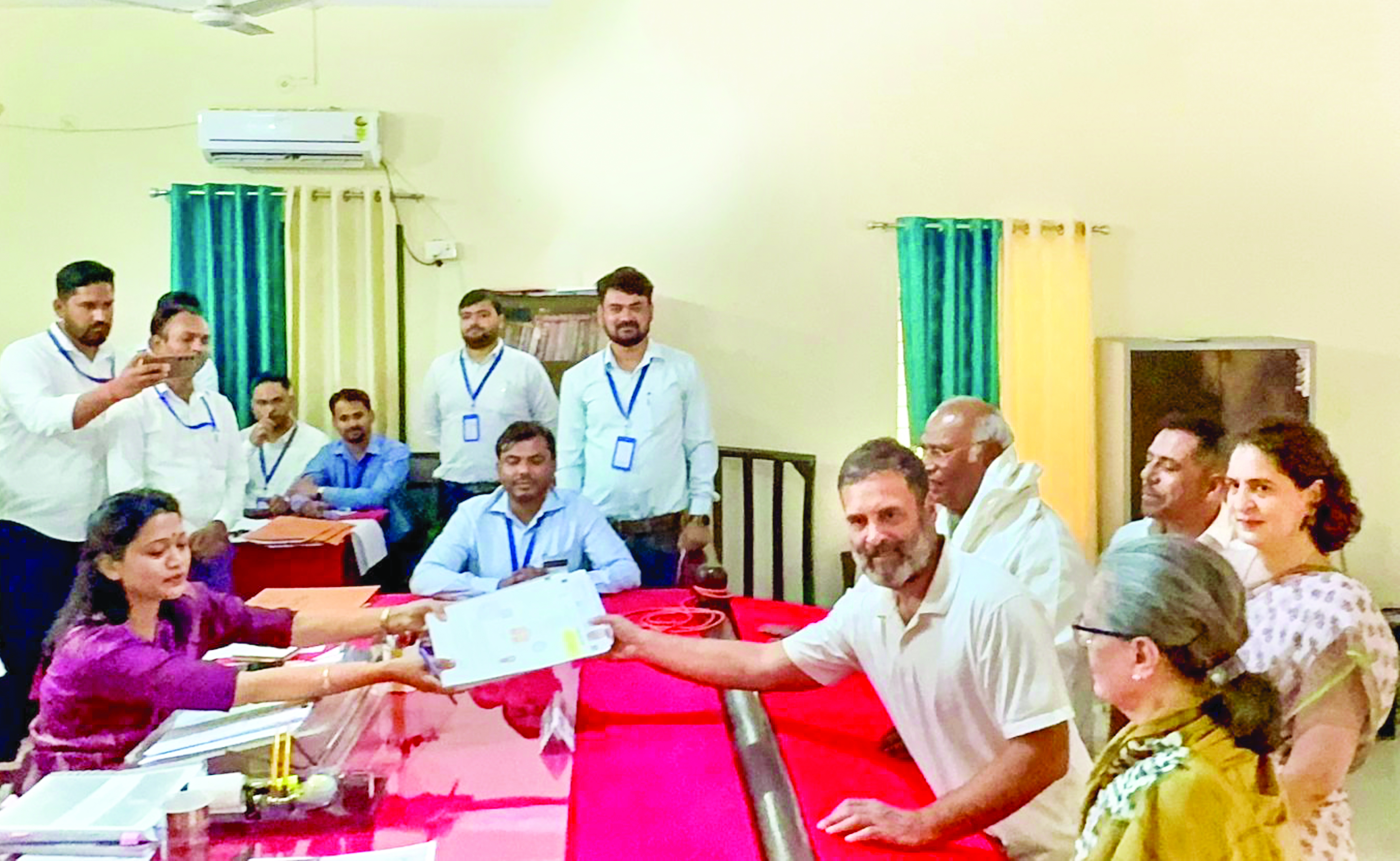 Rahul Gandhi to contest from Rae Bareli, leaves Amethi for Kishori Lal Sharma Rahul Gandhi to contest from Rae Bareli, leaves Amethi for Kishori Lal Sharma