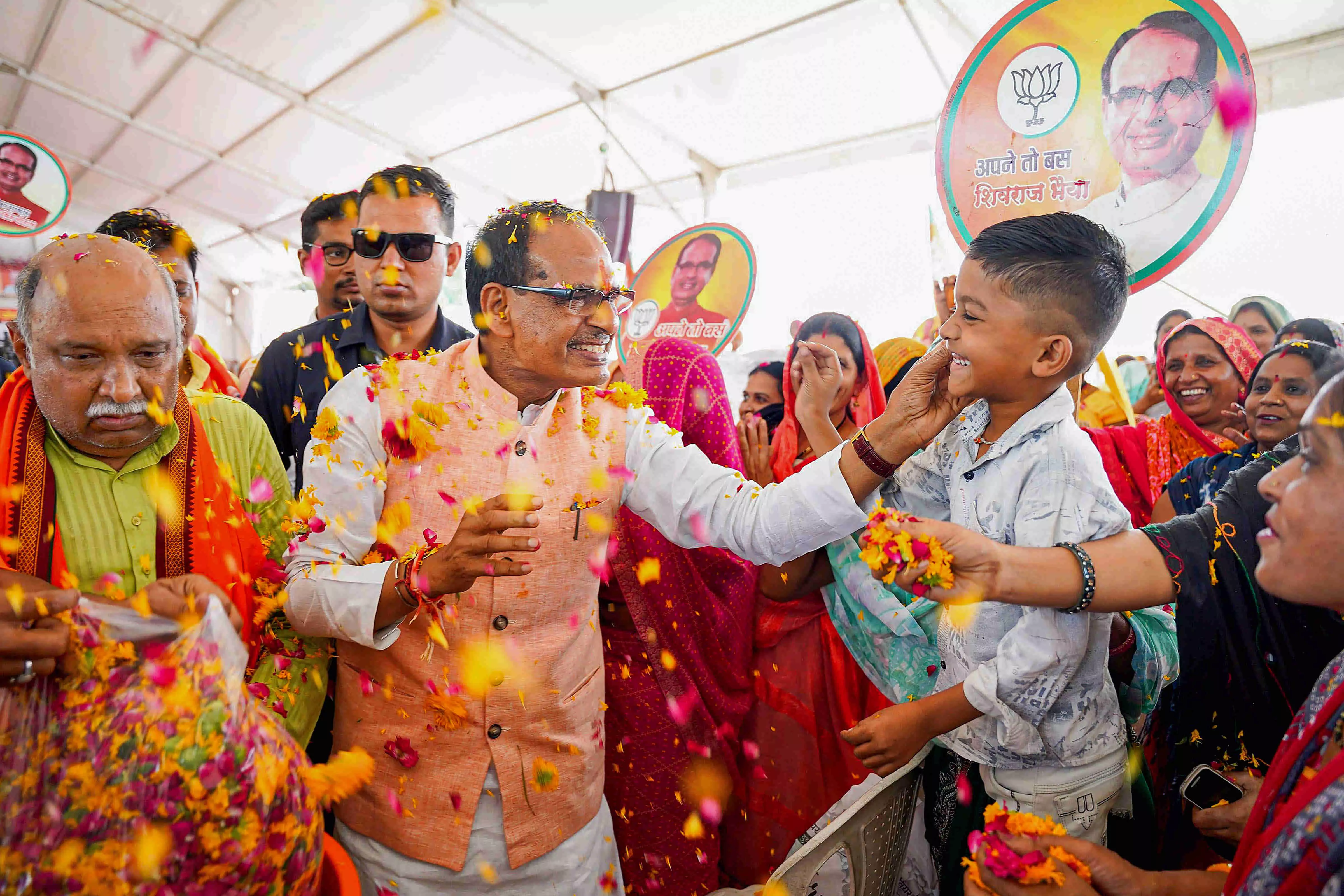 MLA ‘threatens’ cop for switching off MP CM Chouhan’s mic for violation of model code of conduct MLA ‘threatens’ cop for switching off MP CM Chouhan’s mic for violation of model code of conduct