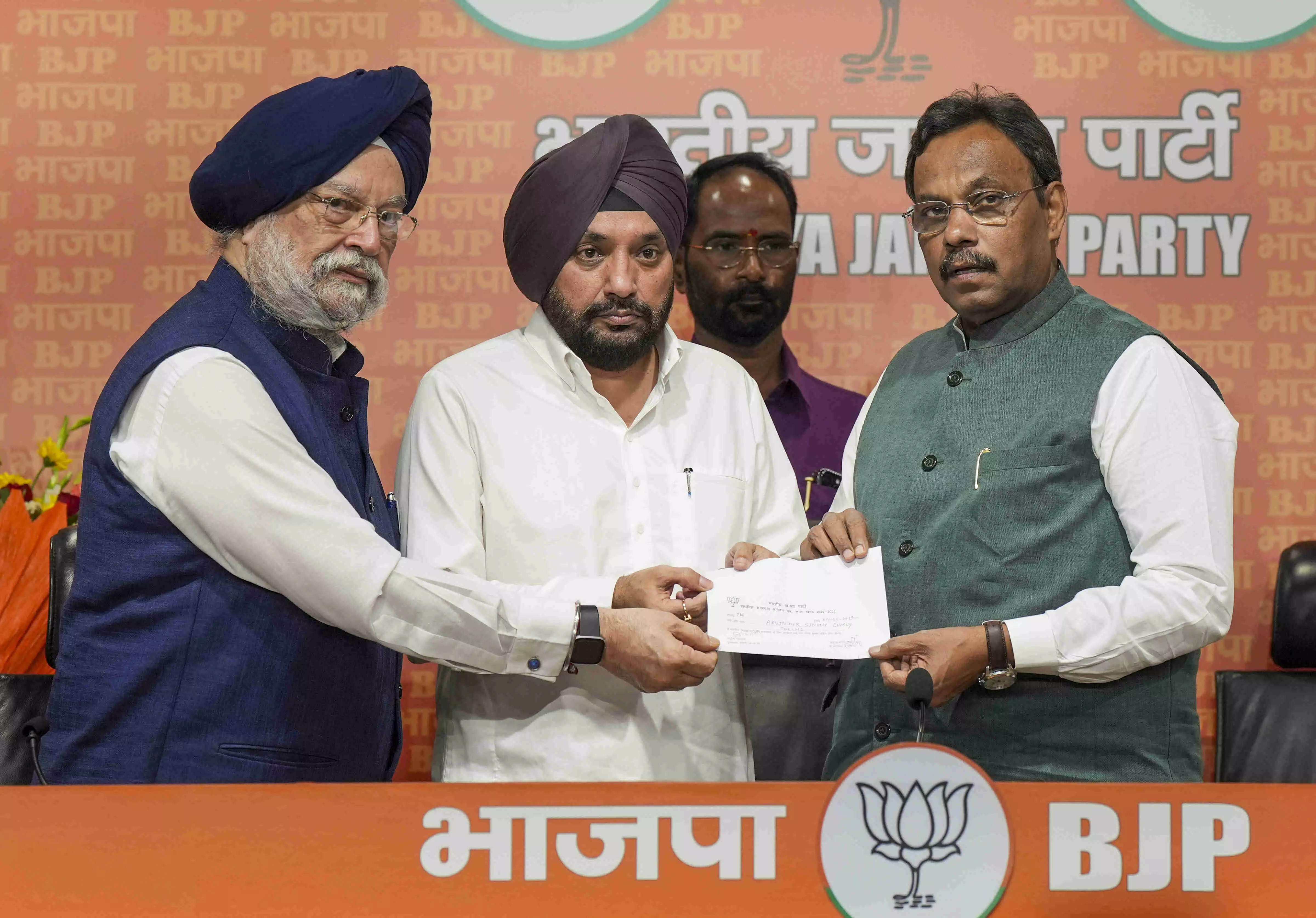 Former Delhi Congress president Arvinder Singh Lovely joins BJP Former Delhi Congress president Arvinder Singh Lovely joins BJP