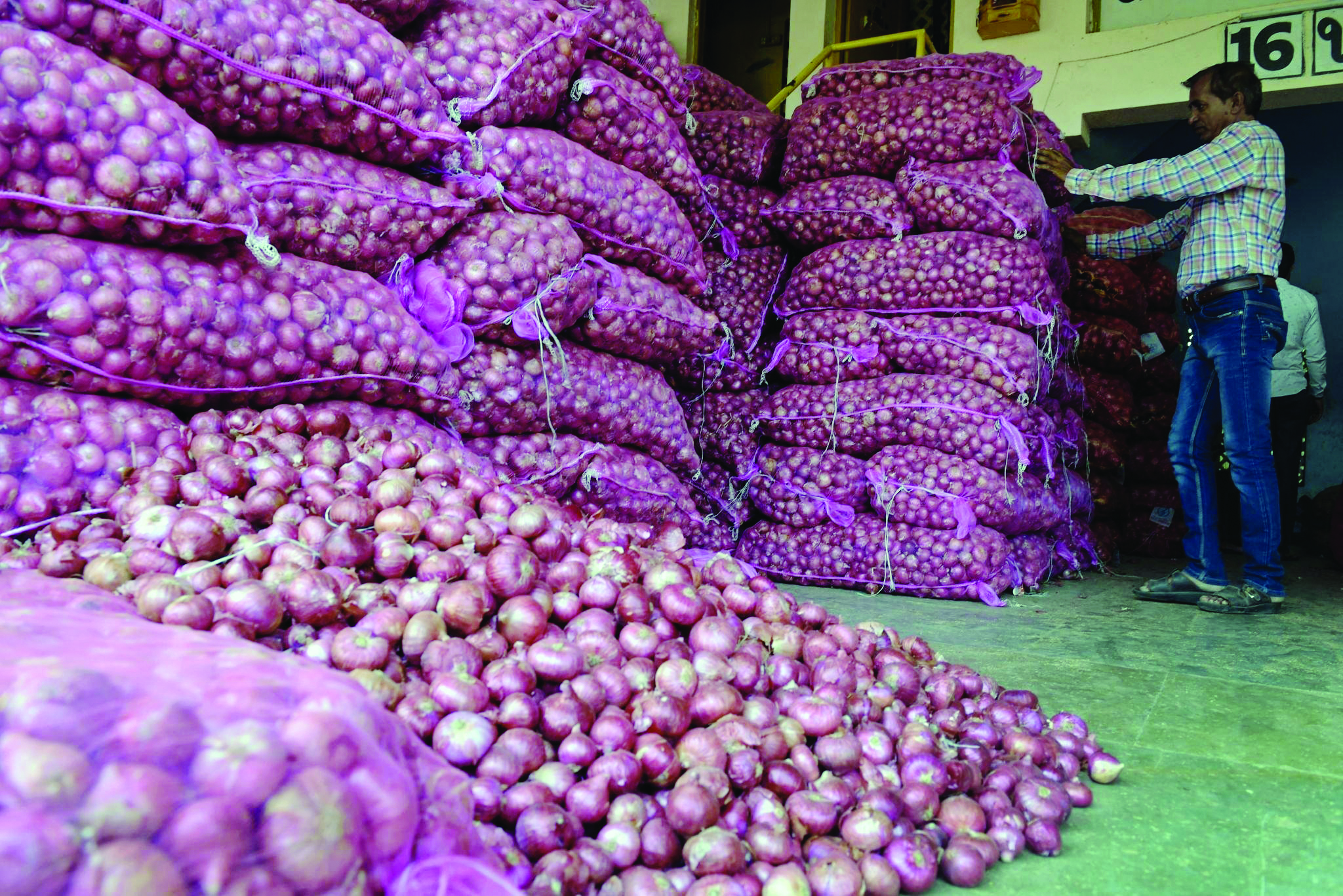 EC nod taken before lifting ban on onion exports: Govt sources