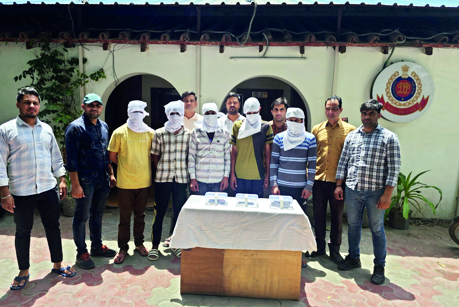 Five robbers arrested, stolen cash recovered