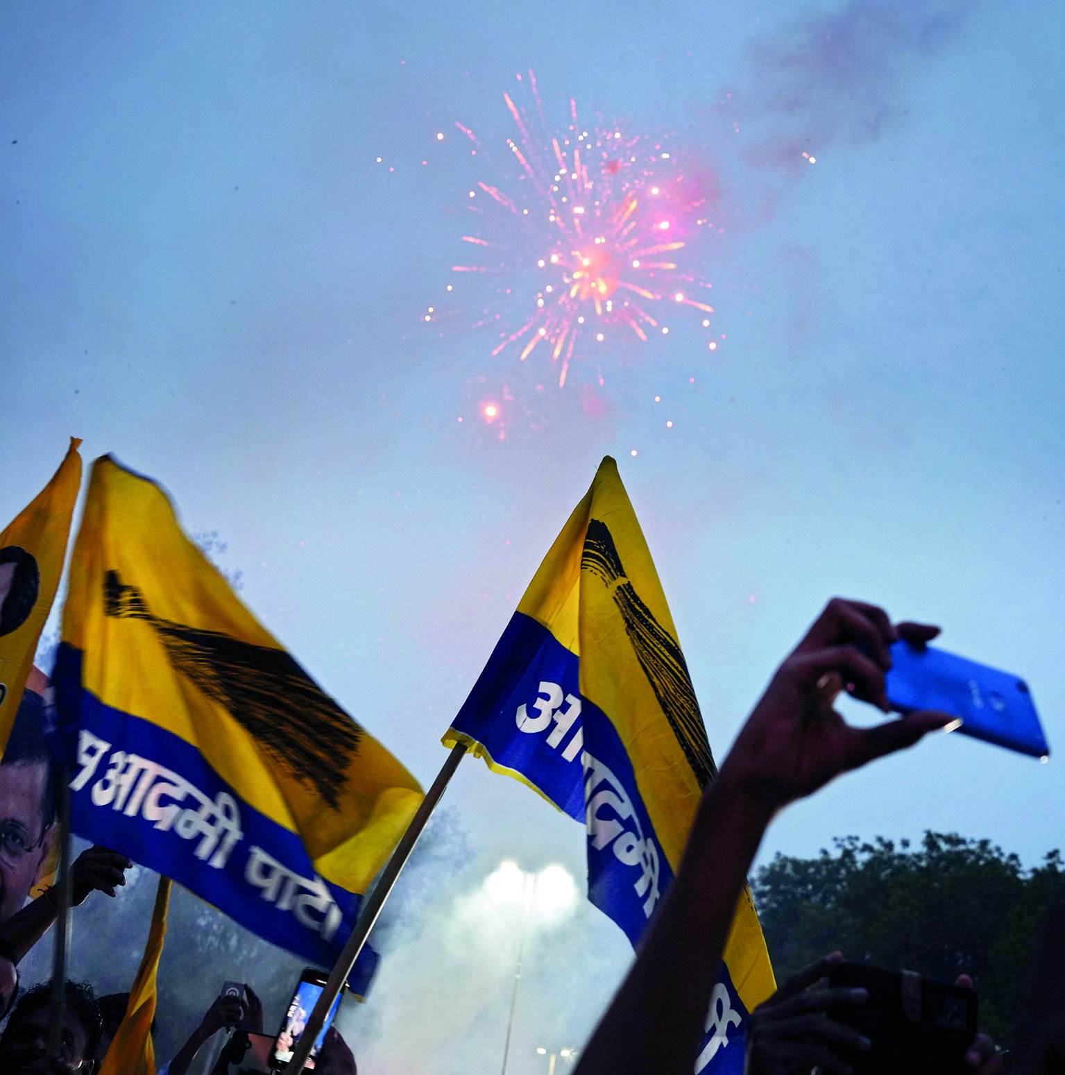 Loud cheers, flowers welcome Kejriwal as he steps out of Tihar Loud cheers, flowers welcome Kejriwal as he steps out of Tihar
