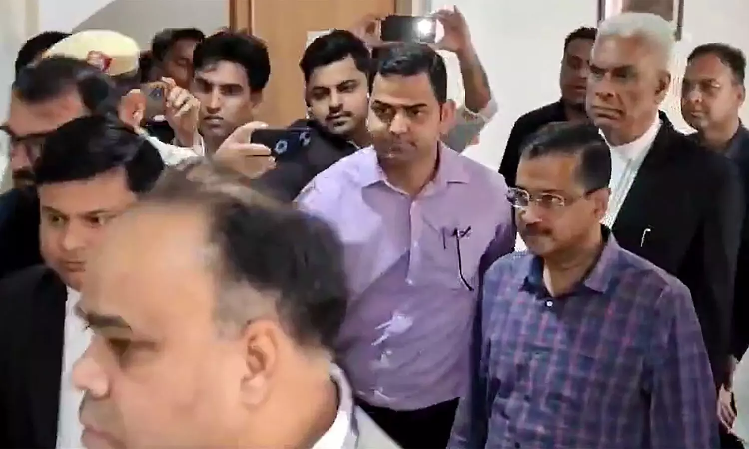 Granting interim bail to Arvind Kejriwal does not amount to privilege to politicians: SC