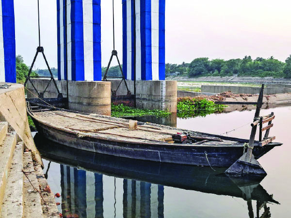 Drive conducted against sand mafias in Balurghat Drive conducted against sand mafias in Balurghat