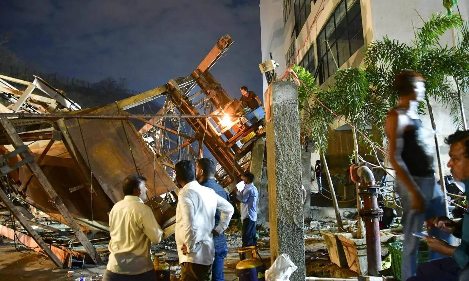 Mumbai police chief assures firm action after hoarding collapse tragedy