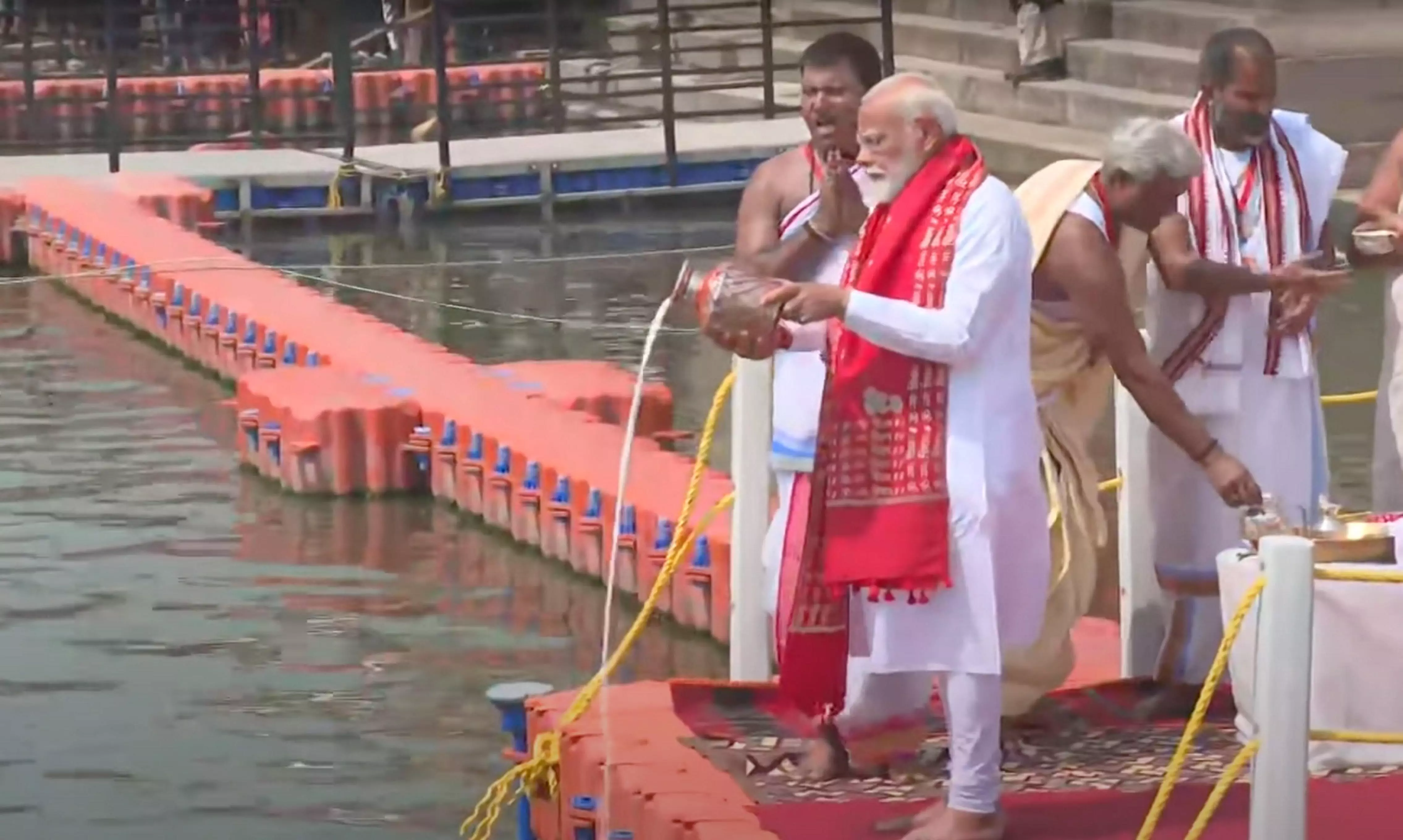 PM prays at Dashashwamedh Ghat before filing nomination in Varanasi PM prays at Dashashwamedh Ghat before filing nomination in Varanasi