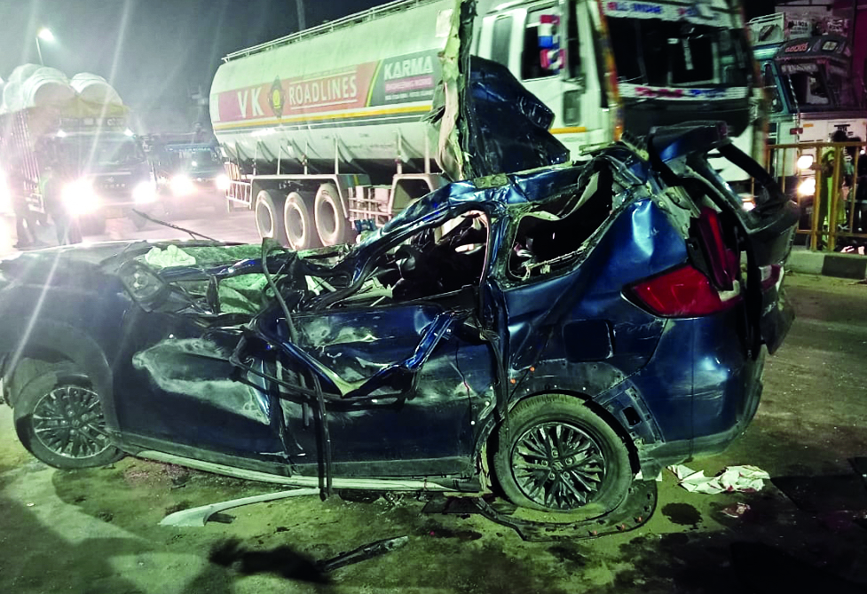 Six friends dead in NH-9 car-truck crash Six friends dead in NH-9 car-truck crash