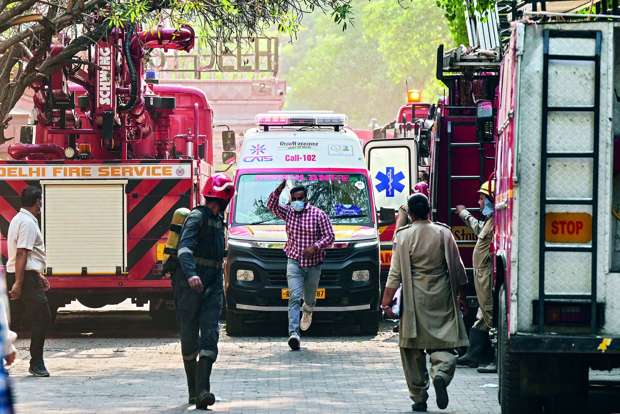 46-yr-old official dies in Income Tax CR Building blaze, 6 rescued 46-yr-old official dies in Income Tax CR Building blaze, 6 rescued