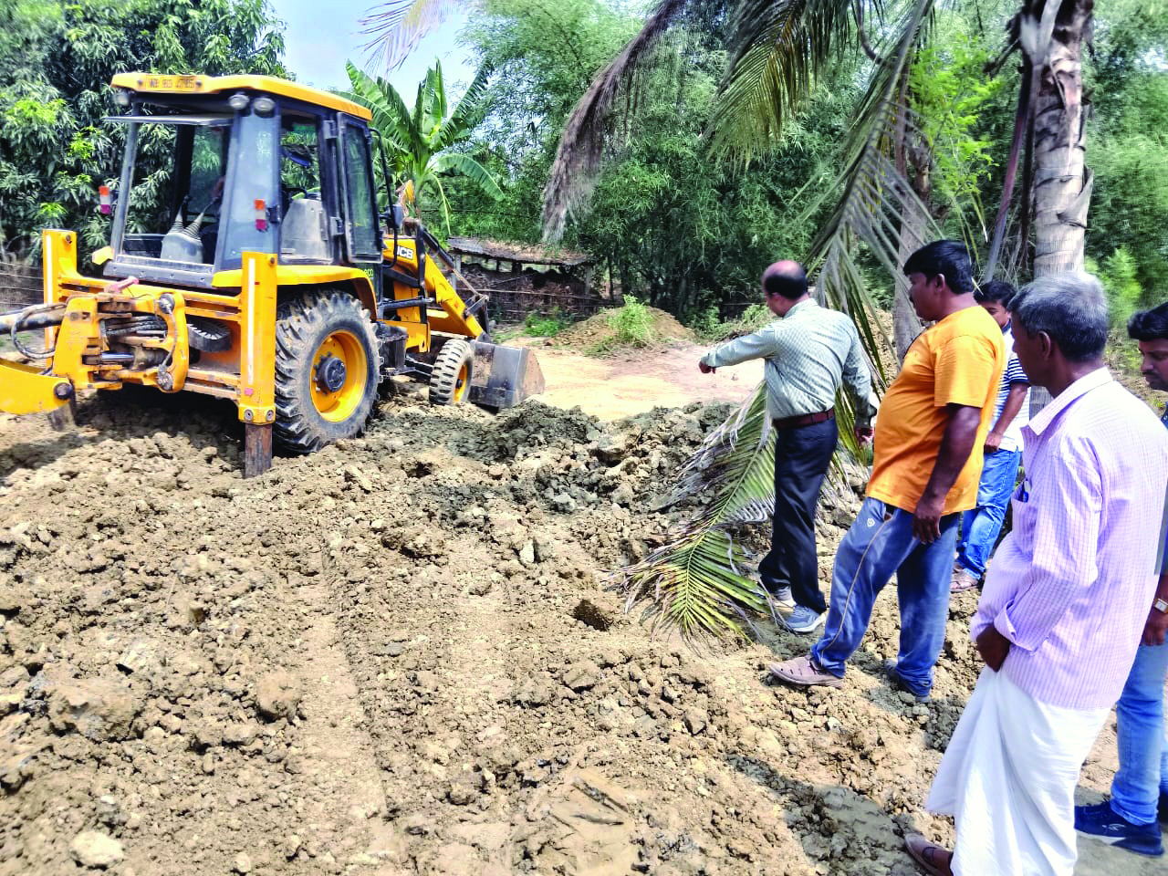 Malda: Habibpur Land Reforms dept stops filling up of water body Malda: Habibpur Land Reforms dept stops filling up of water body