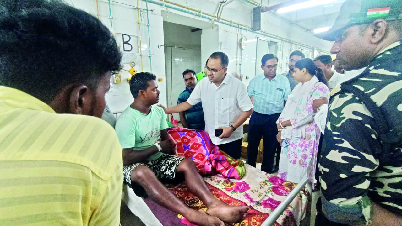 District admin hands over Rs 2L ex-gratia each to kin of victims