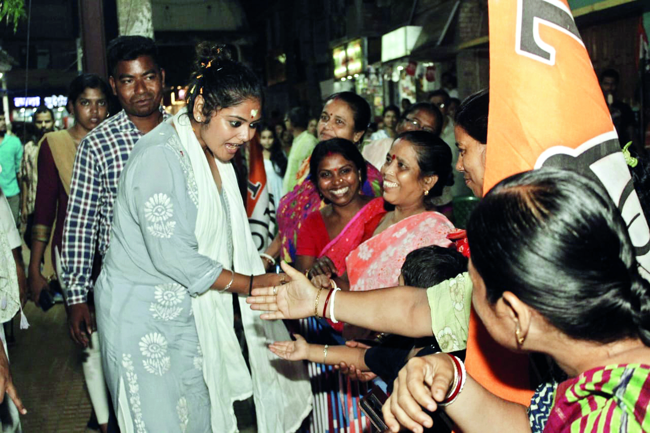 Saayoni Ghosh steps up her campaign as Jadavpur poll date approaches Saayoni Ghosh steps up her campaign as Jadavpur poll date approaches