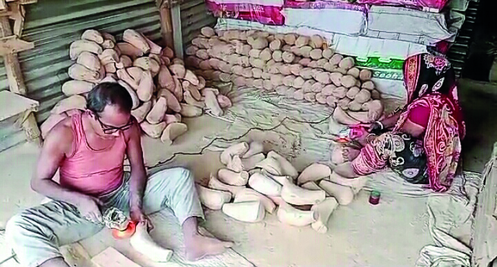 In new employment opportunity, craftsmen make wooden ducks In new employment opportunity, craftsmen make wooden ducks