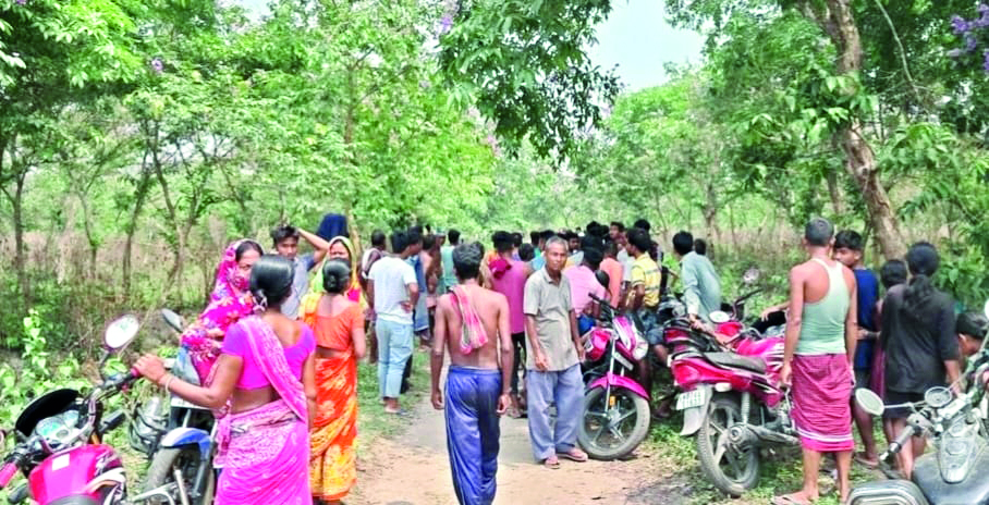 Jalpaiguri: Clashes break out between foresters and locals