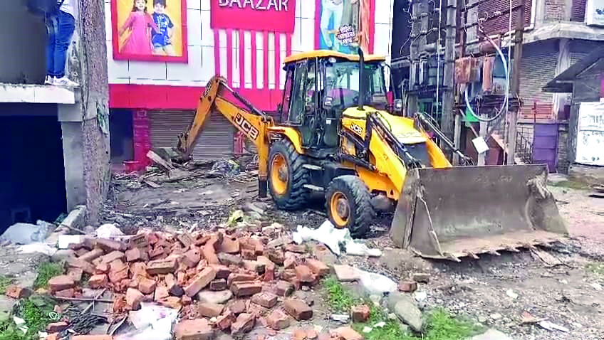 Malbazar: PWD initiates demolition of illegal shops
