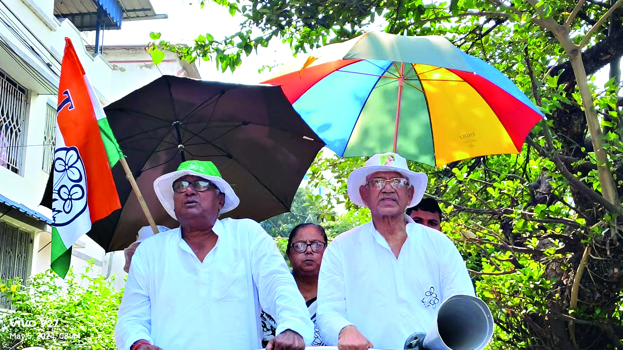 LS elections: Politicians master art of combining digital & traditional campaigns LS elections: Politicians master art of combining digital & traditional campaigns