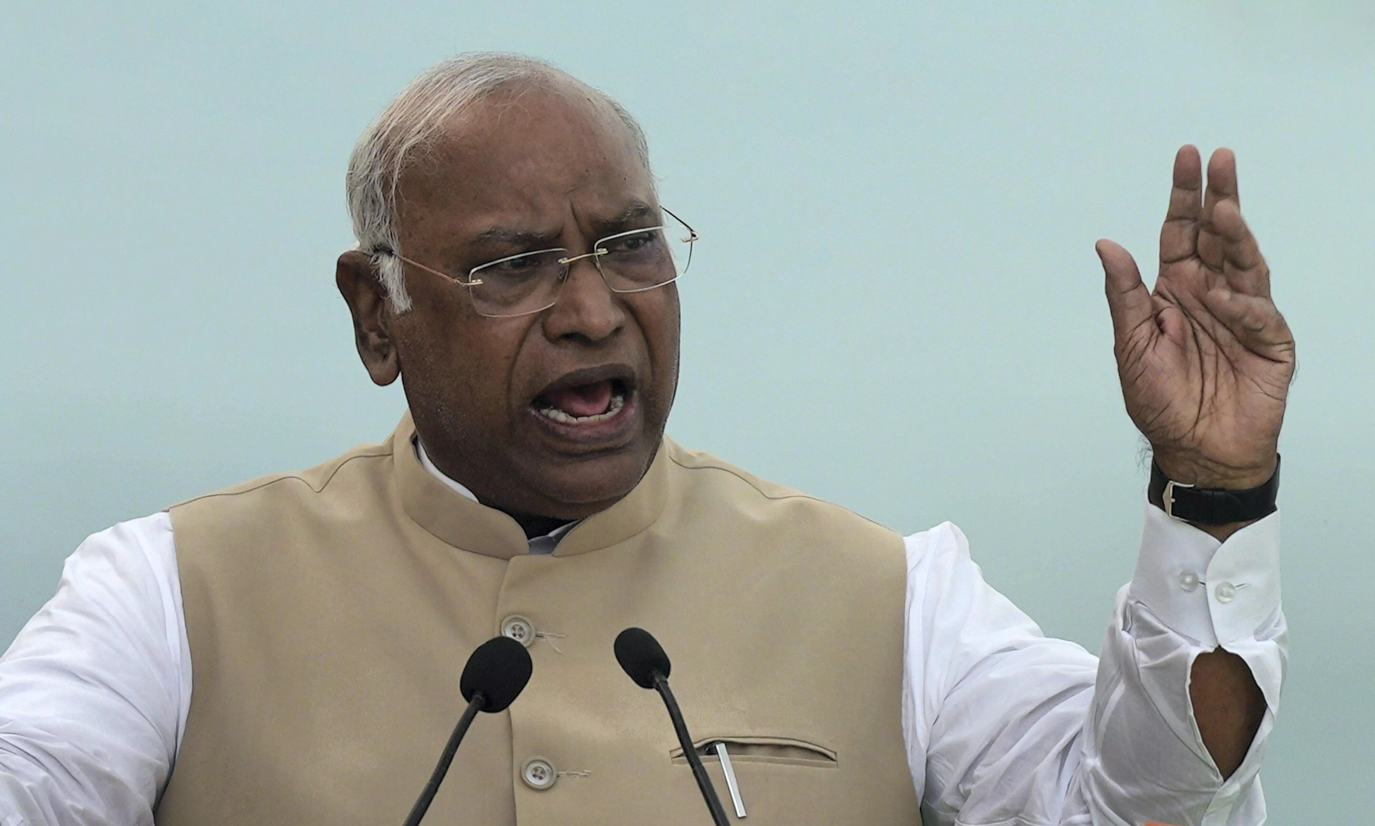 Kharge alleges Modi inciting division; Uddhav foresees acche din after June 4