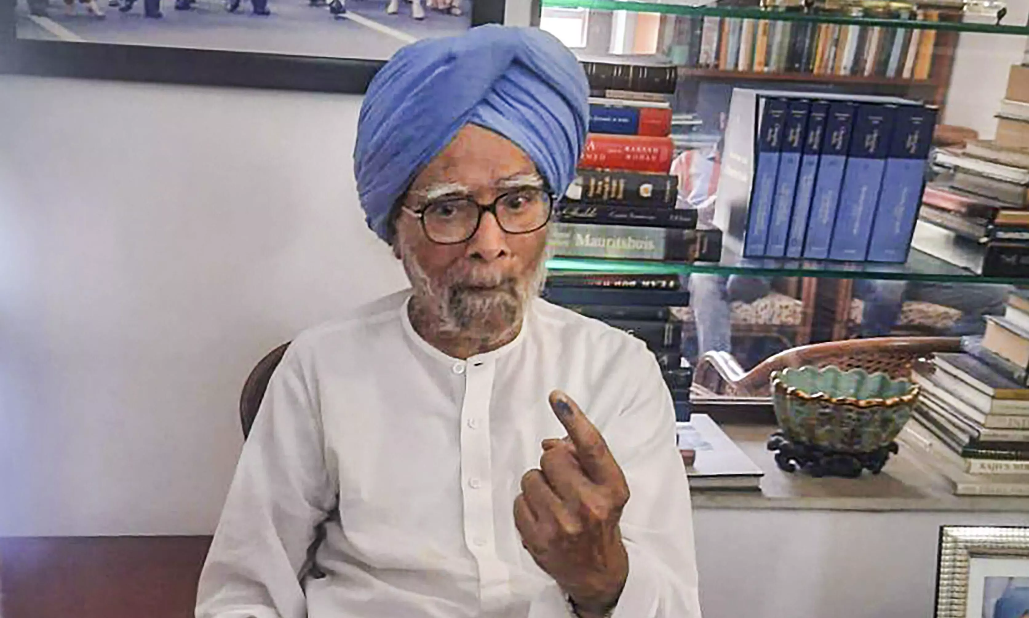 Manmohan Singh, LK Advani vote from home Manmohan Singh, LK Advani vote from home