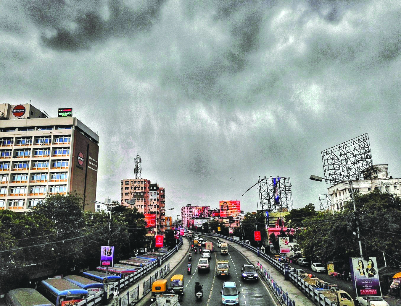 IMD issues yellow alert for thunderstorms with lightning in all districts