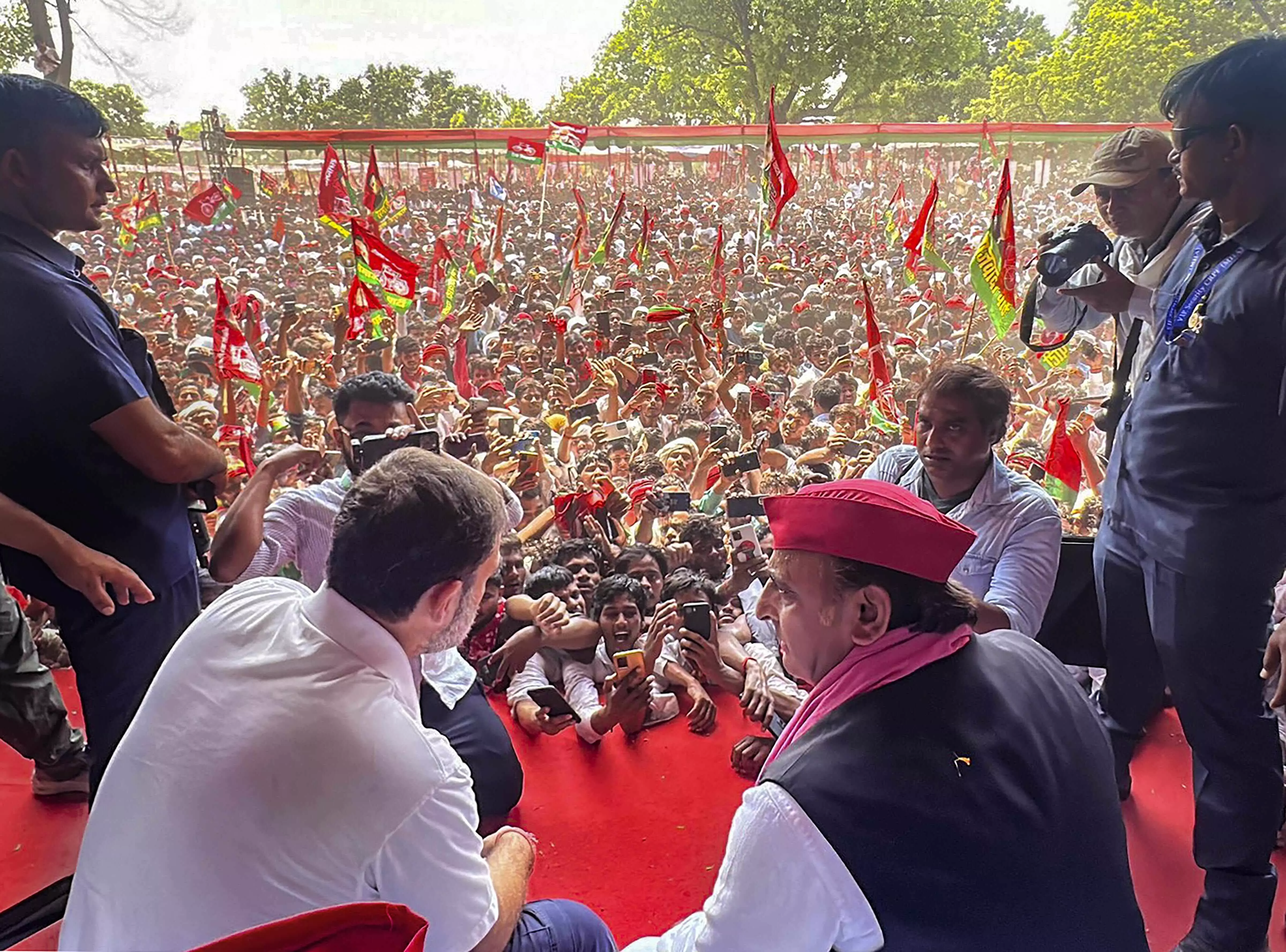 UP: Rahul, Akhilesh leave stage without addressing rally amid stampede-like situation