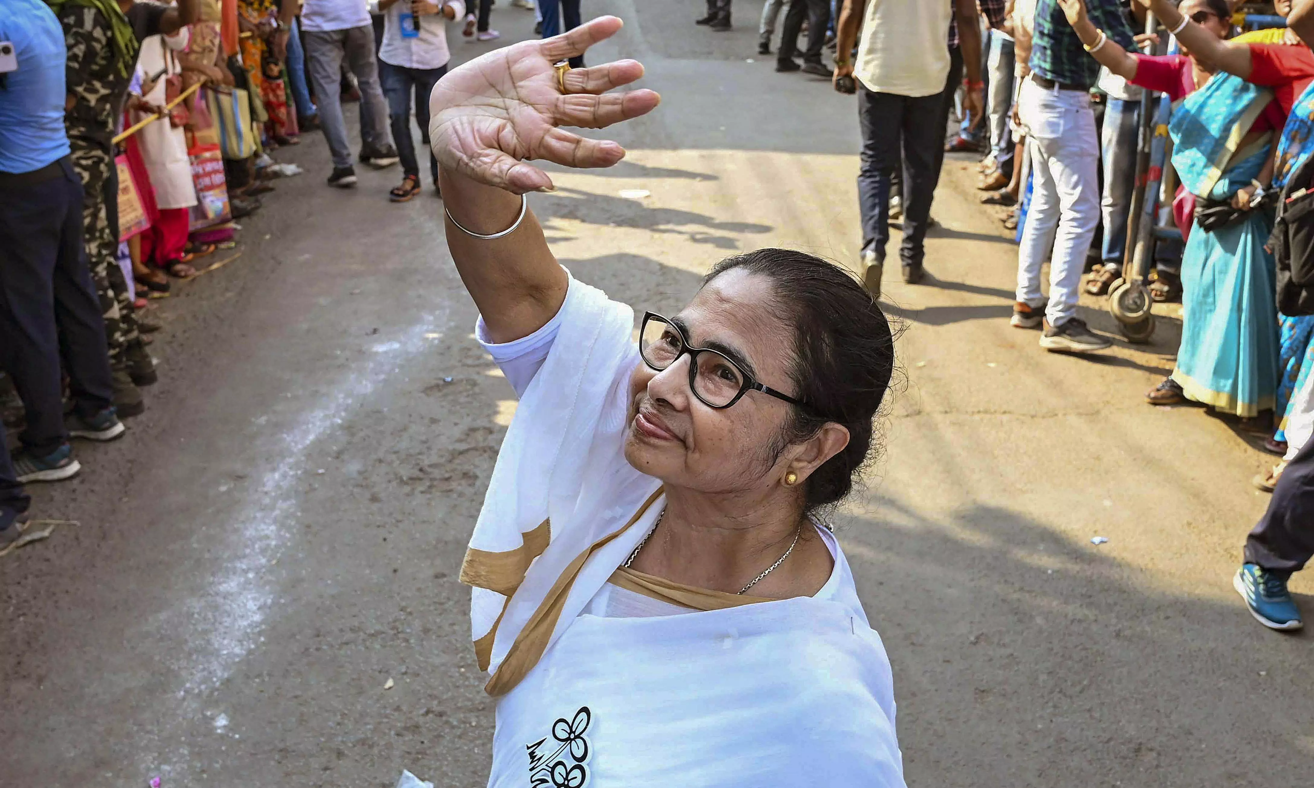 Mamata praises RKM, Bharat Sevashram amidst controversy Mamata praises RKM, Bharat Sevashram amidst controversy