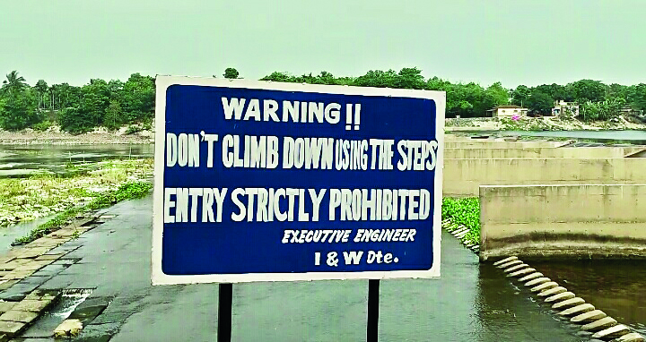 Ignoring ban, locals indulge in photoshoots at Atreyee Dam Ignoring ban, locals indulge in photoshoots at Atreyee Dam