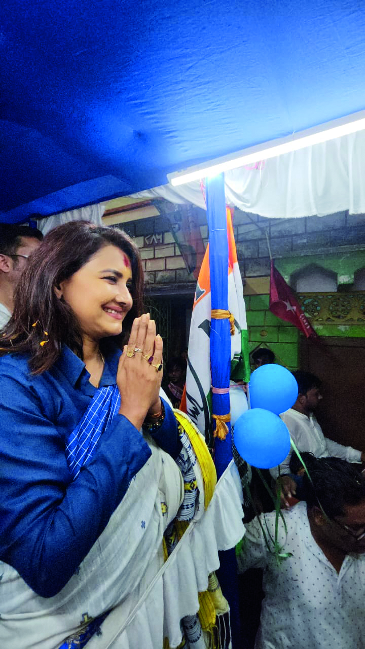Hooghly: Rachana raises concerns of inadequate lighting near EVMs Hooghly: Rachana raises concerns of inadequate lighting near EVMs