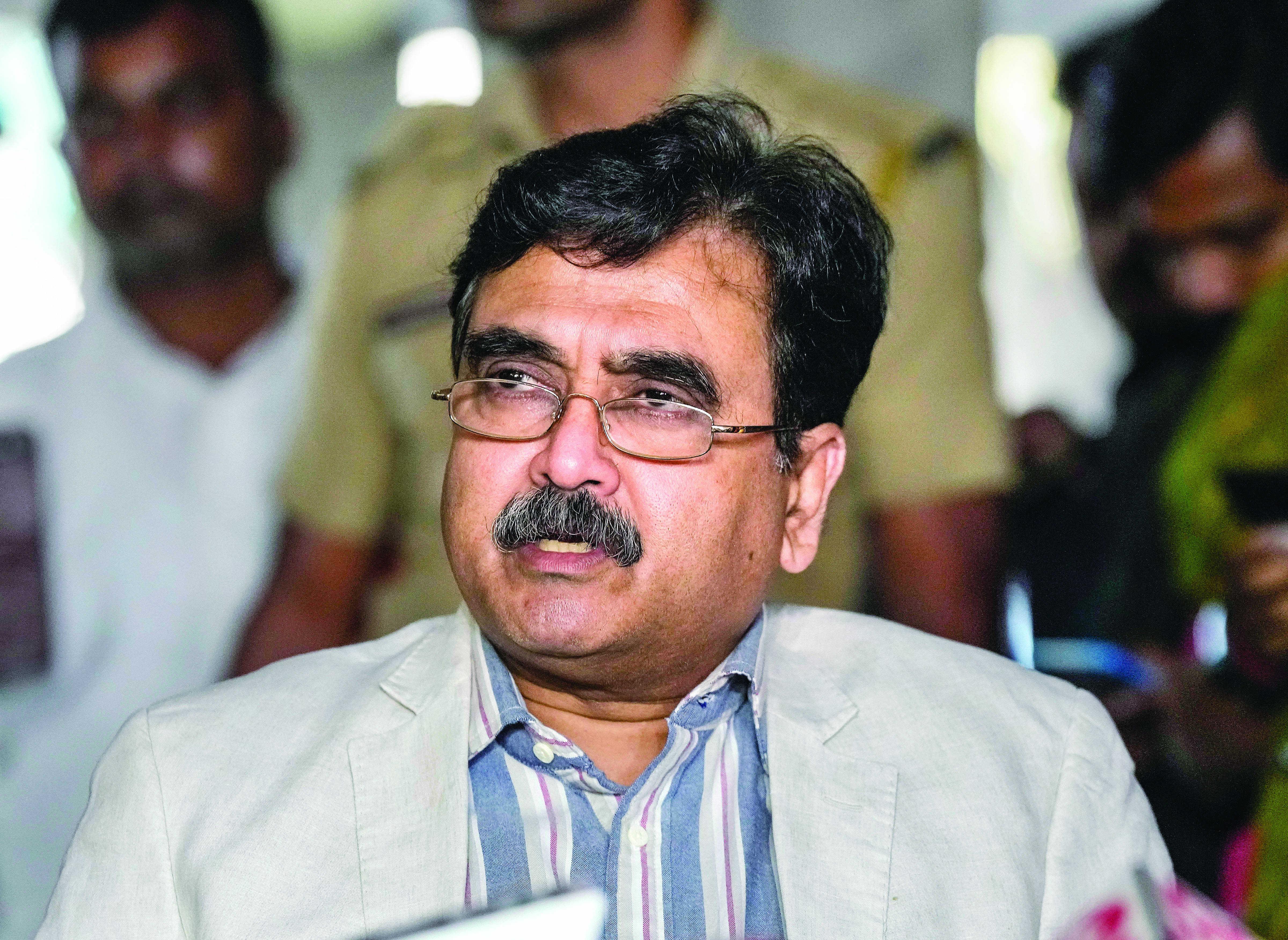 EC bars Abhijit Ganguly from campaigning for 24 hours