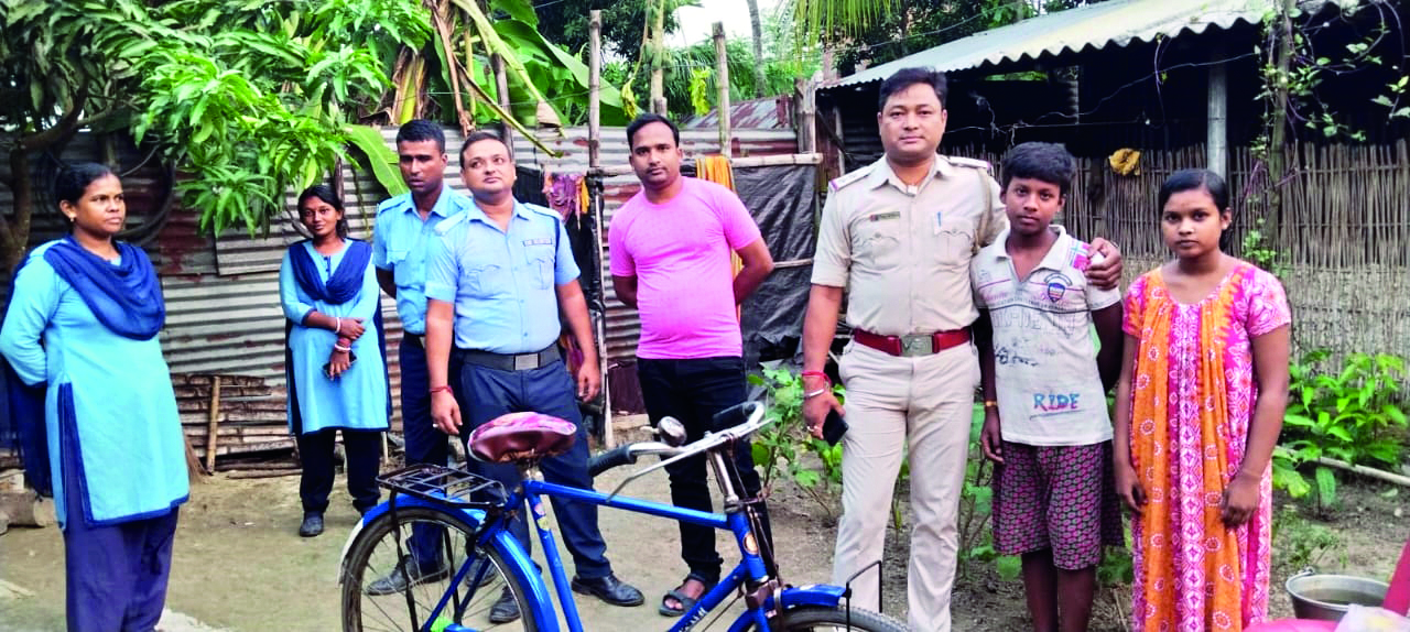 Balurghat: Policeman earns recognition in local community by helping people in need Balurghat: Policeman earns recognition in local community by helping people in need