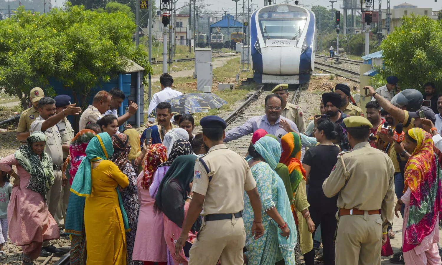 Women stop Vande Bharat train in Jammu to protest against water crisis