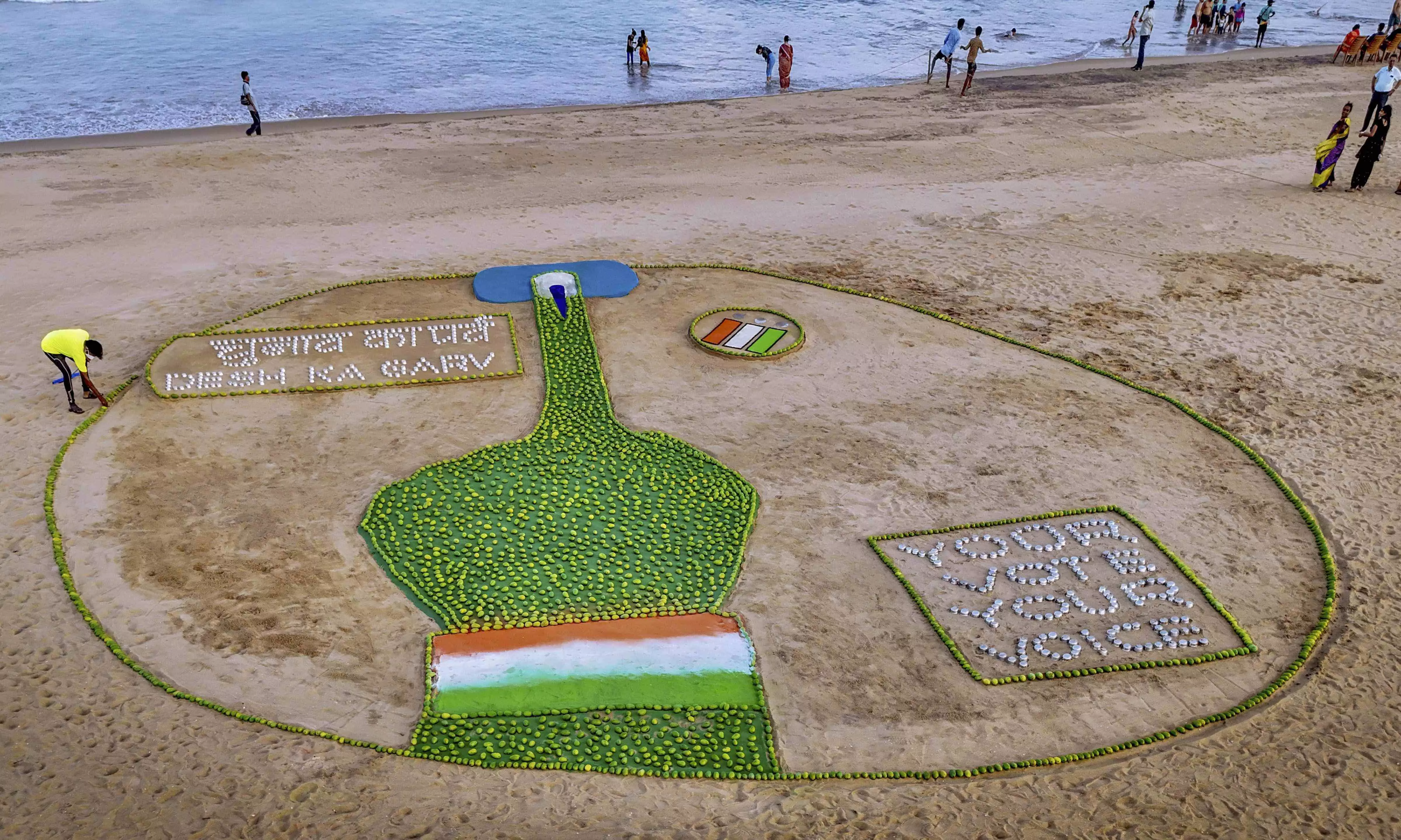 Sand artist Pattnaiks 500-kg mango sculpture promotes voting awareness Sand artist Pattnaiks 500-kg mango sculpture promotes voting awareness