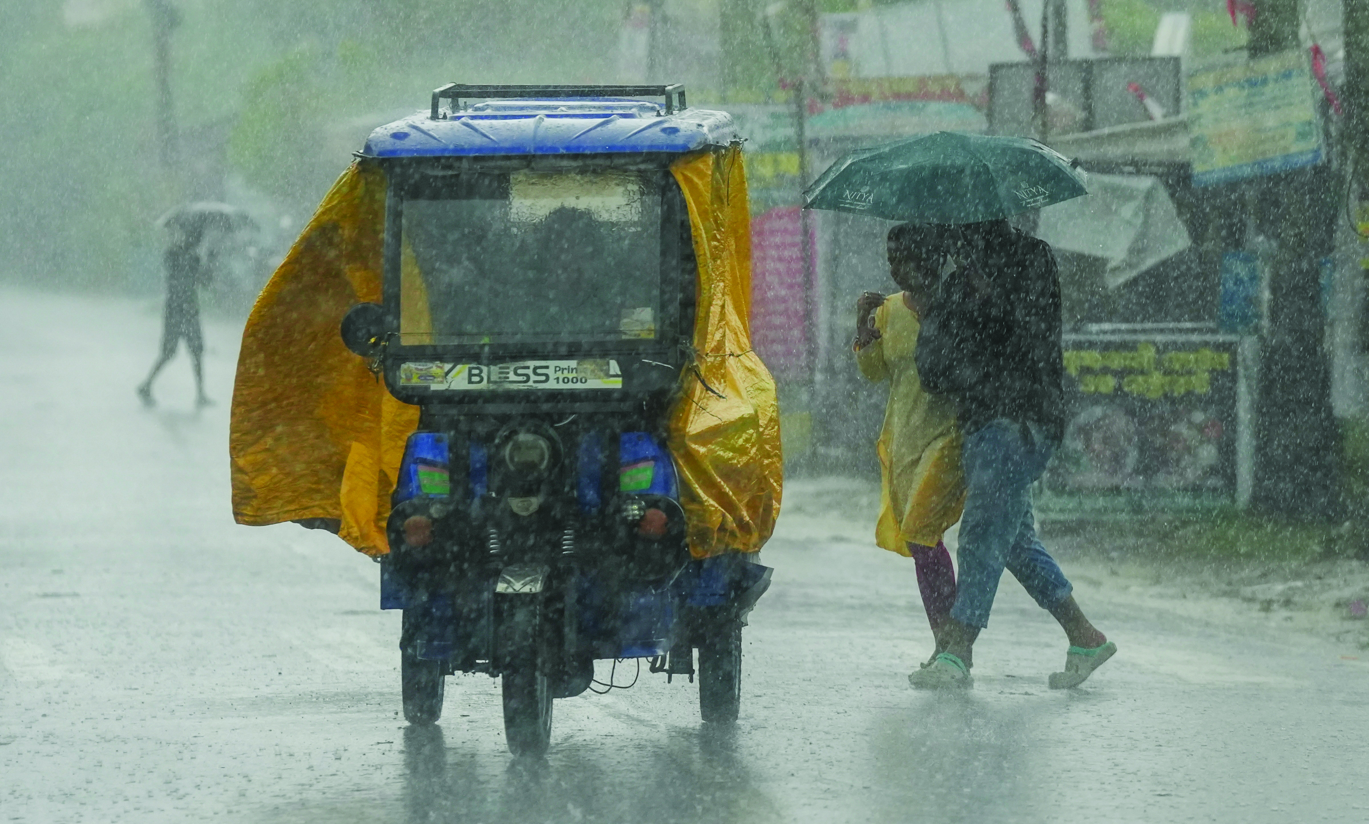 Kolkata Police take measures to deal with cyclone impact Kolkata Police take measures to deal with cyclone impact