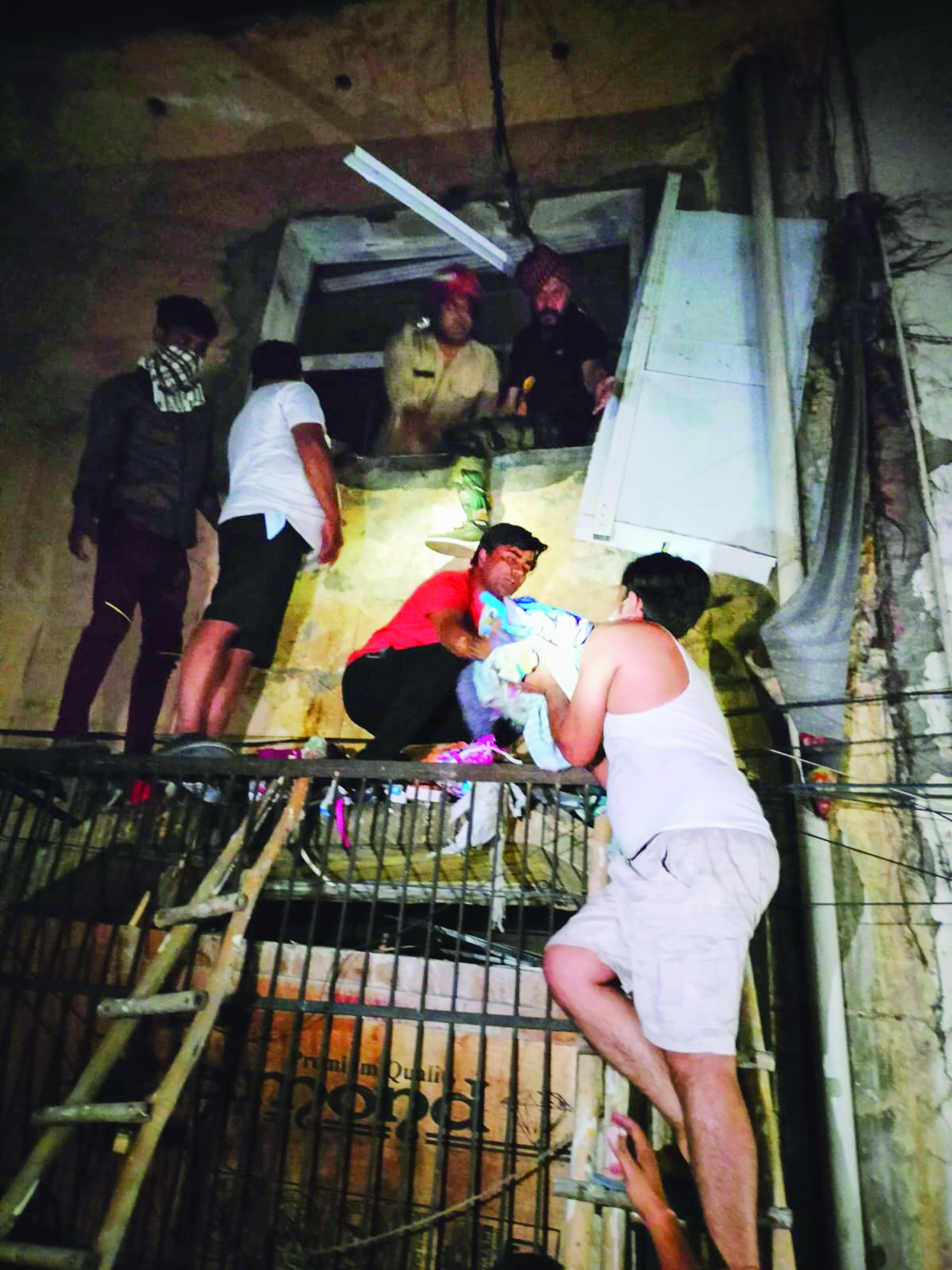 Locals turn heroes, risk lives to rescue babies from hosp Locals turn heroes, risk lives to rescue babies from hosp