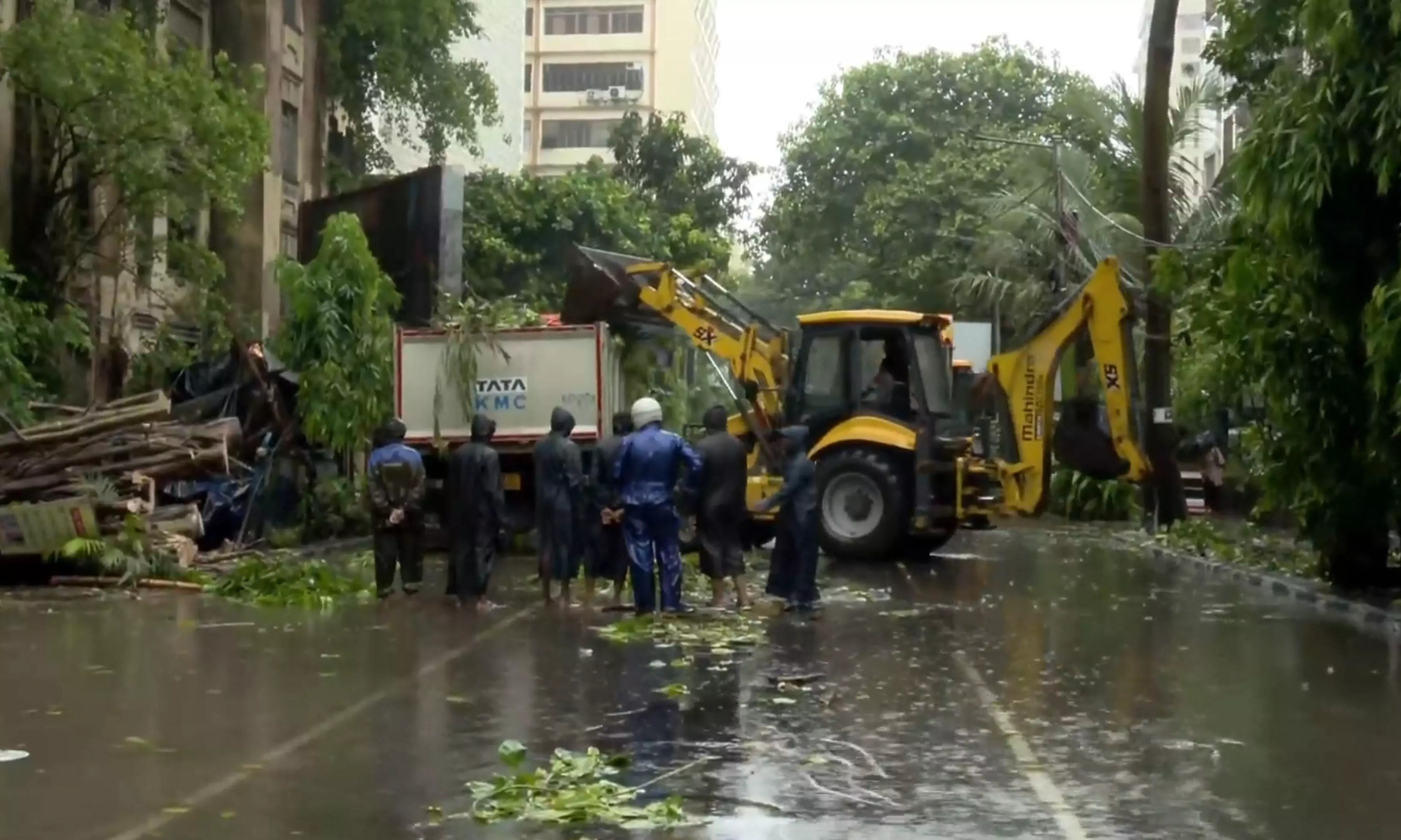 Cyclone Remal: 3 injured, metro services and traffic disrupted in Kolkata Cyclone Remal: 3 injured, metro services and traffic disrupted in Kolkata