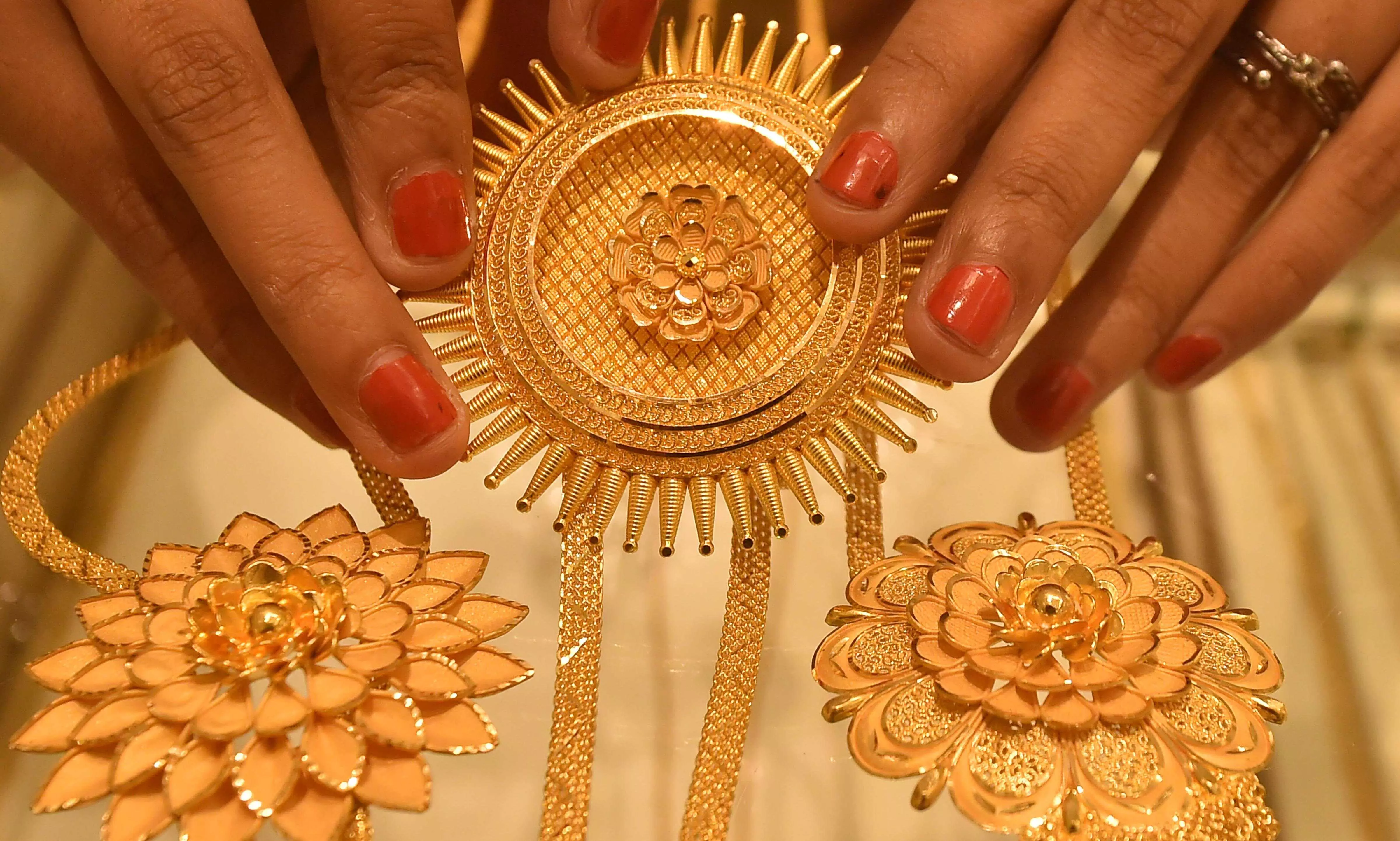 Gold futures rise Rs 363 to Rs 71,619 per 10 gm